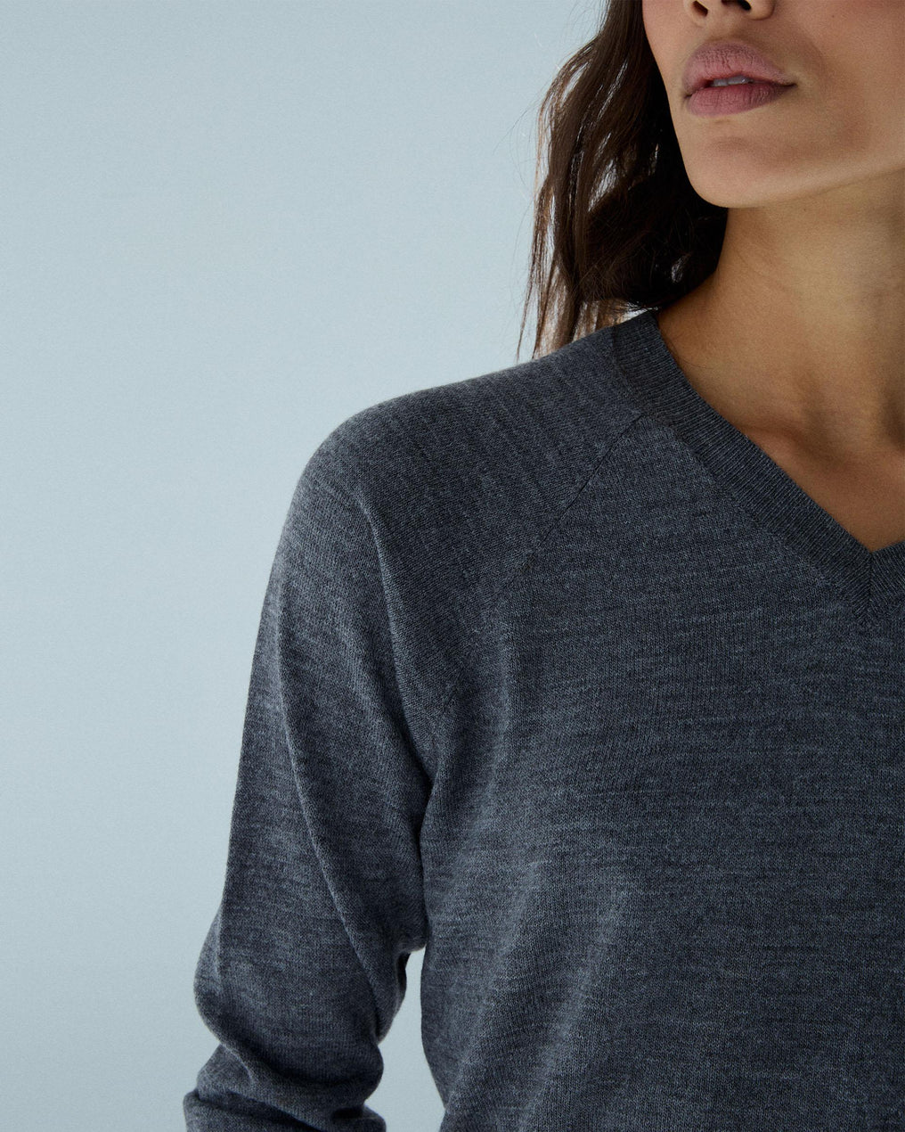 Jersey Básico Escote Pico Gris