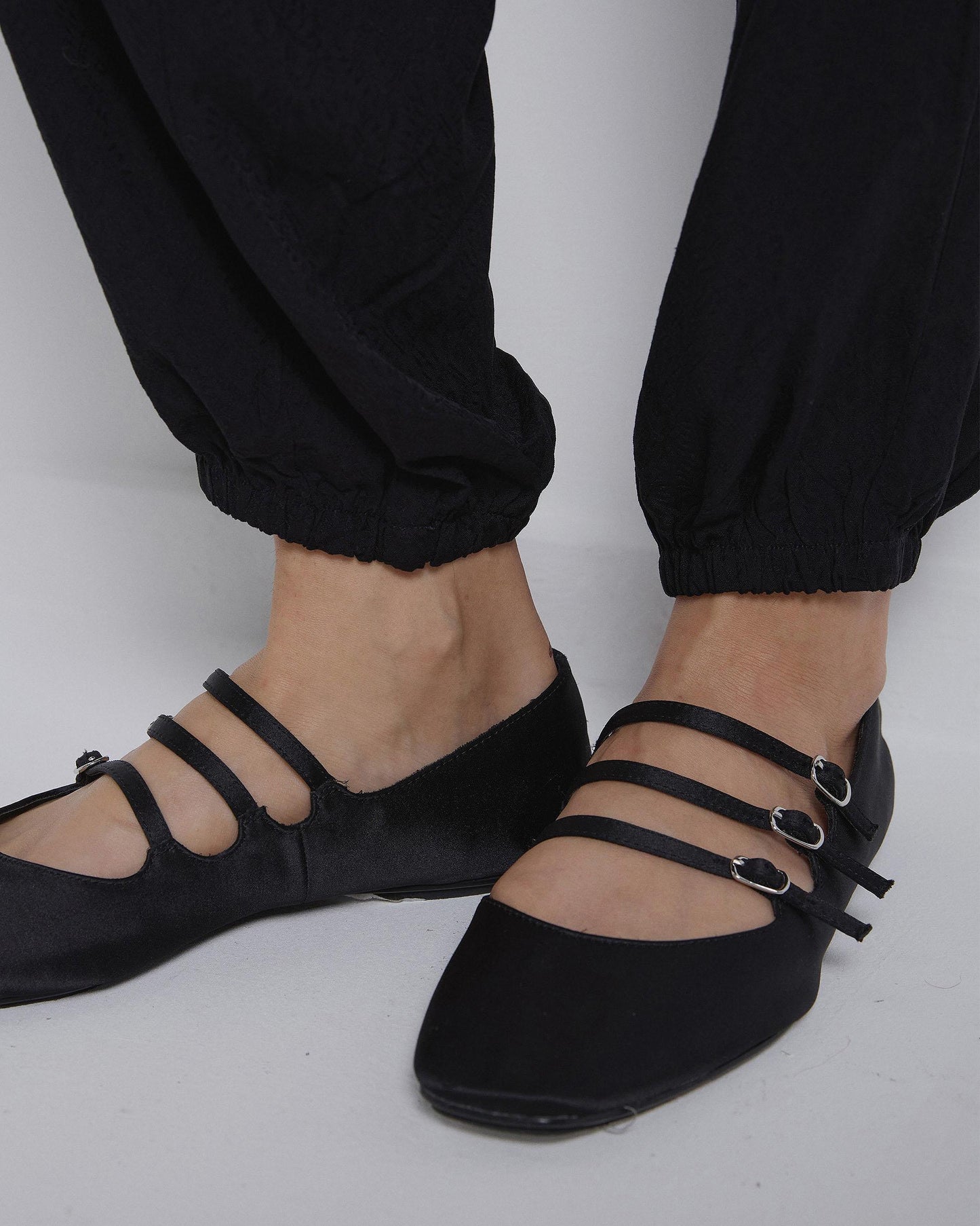 Calça preta com bainha elástica