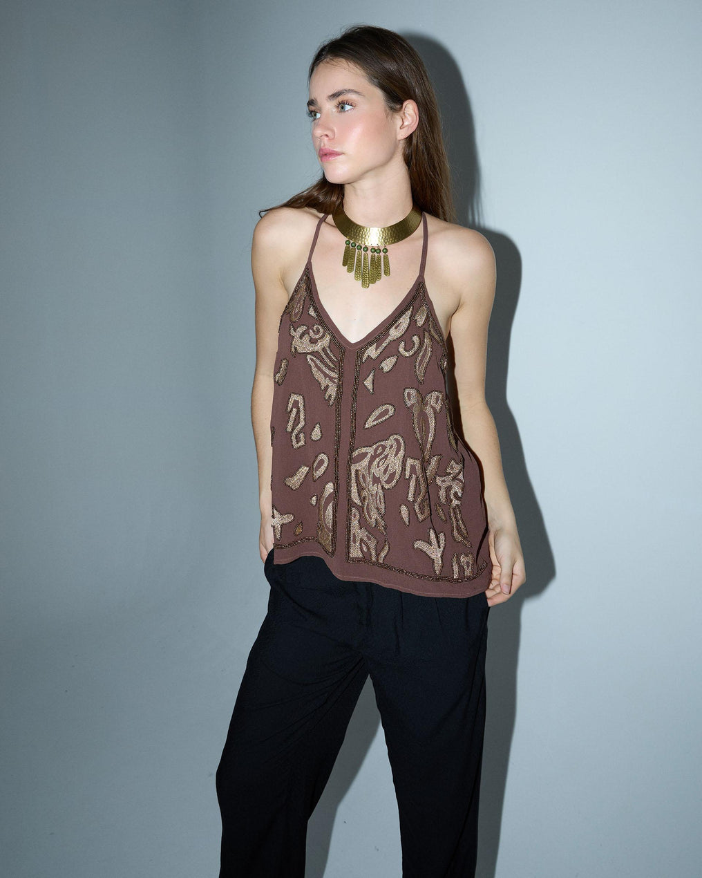 Top Espalda Cruzada Bordados Abalorios Marrón