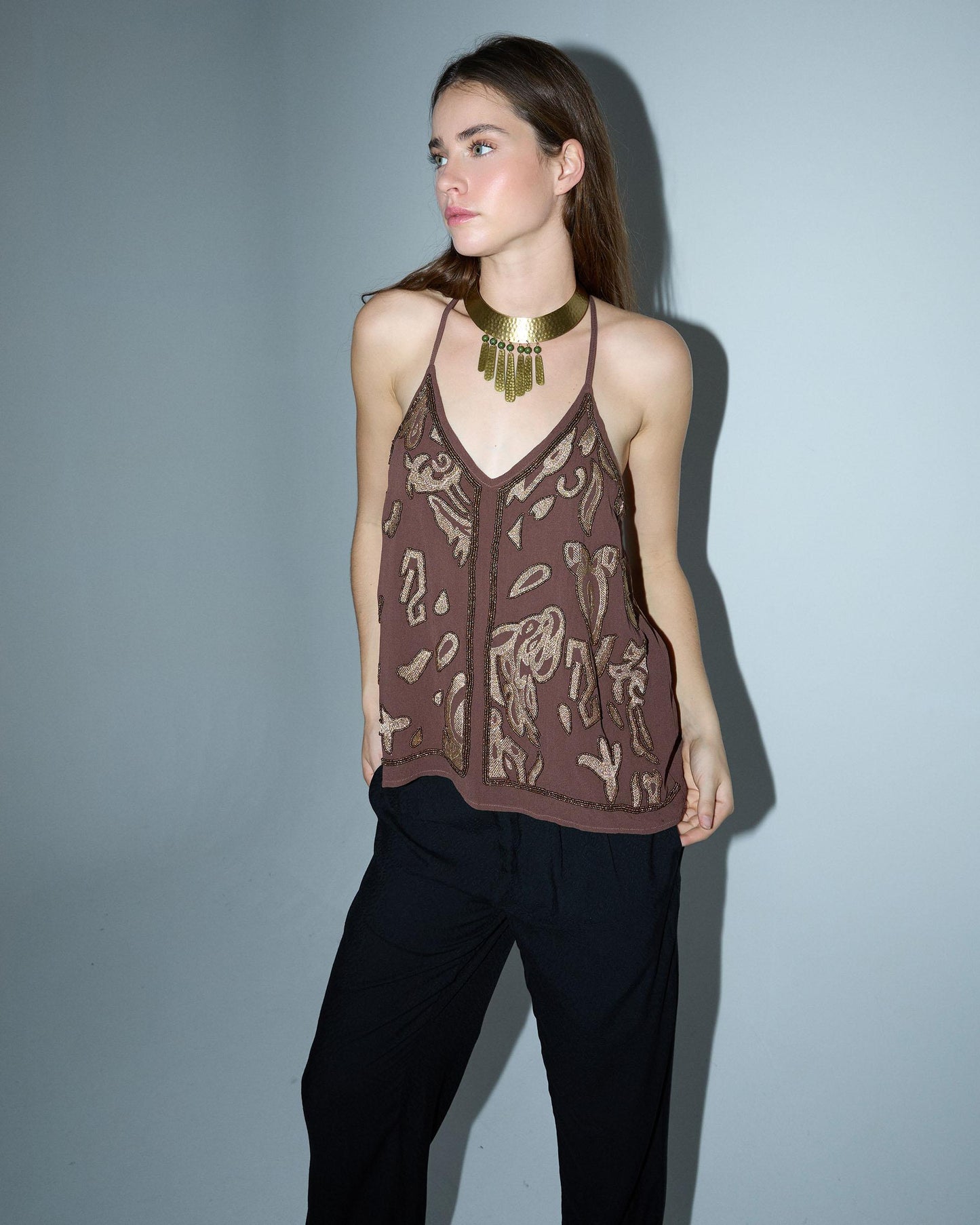 Top Espalda Cruzada Bordados Abalorios Marrón
