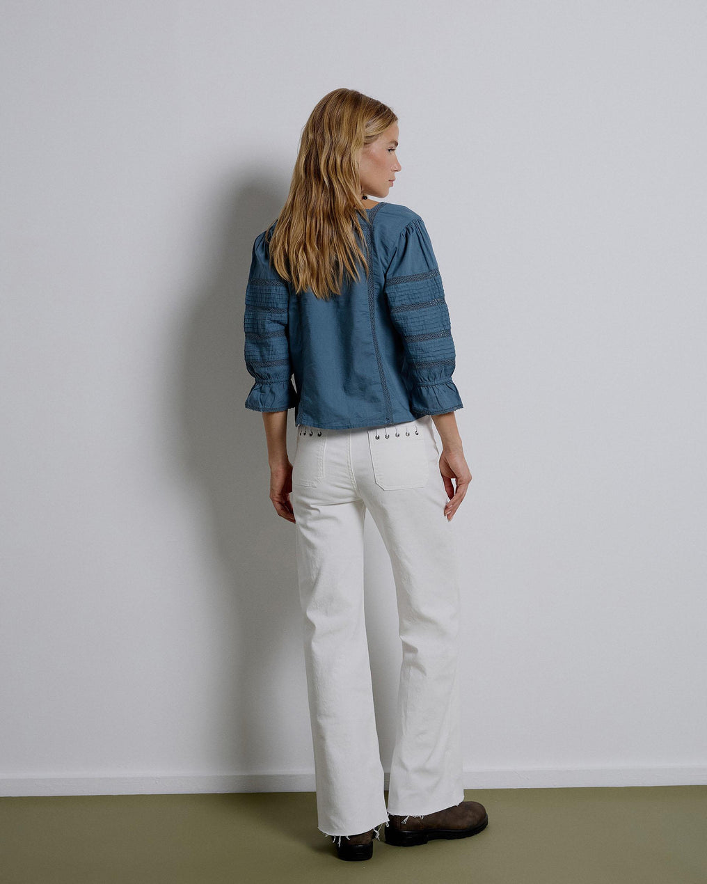 Blusa azul em renda com decote quadrado