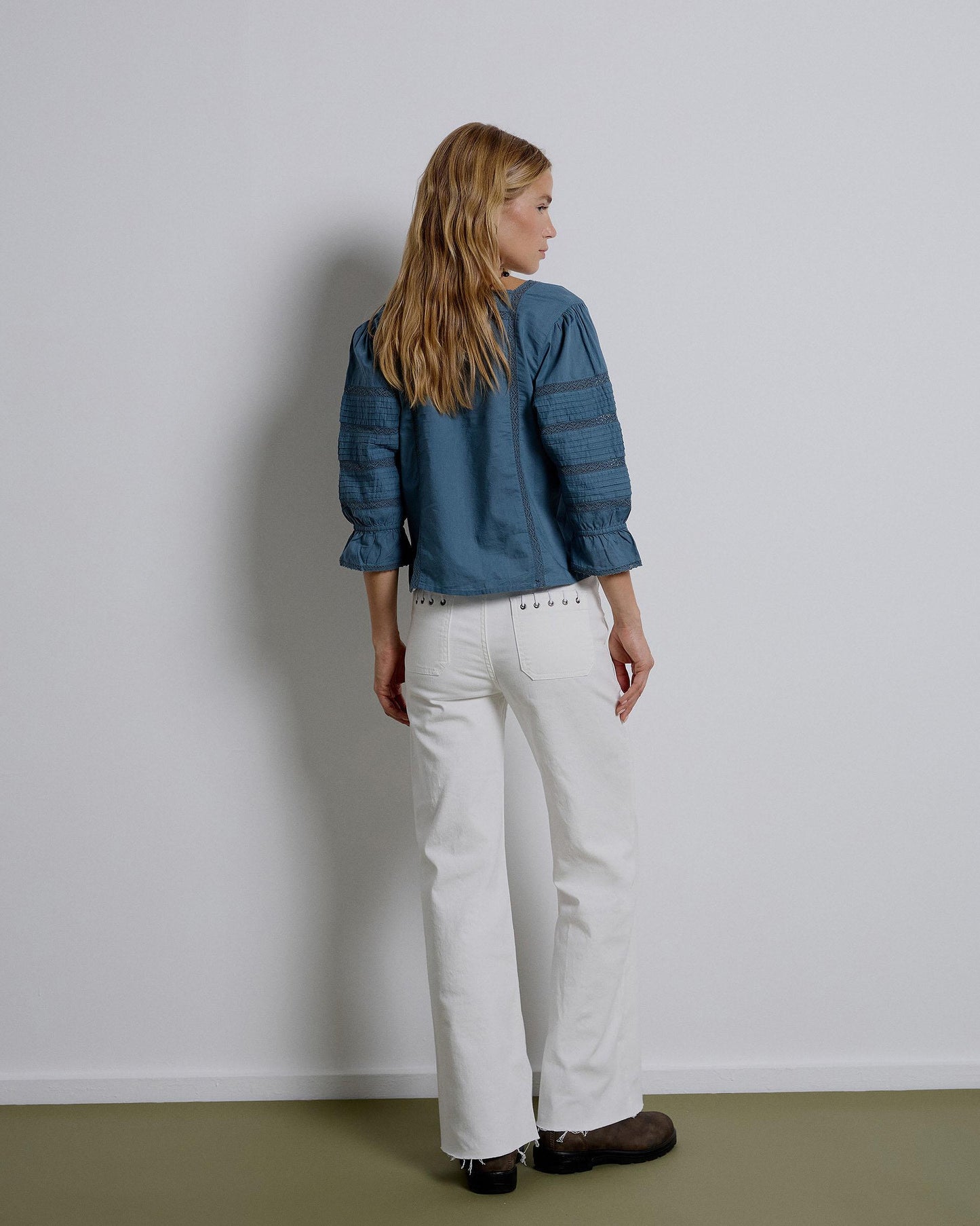 Blusa azul em renda com decote quadrado