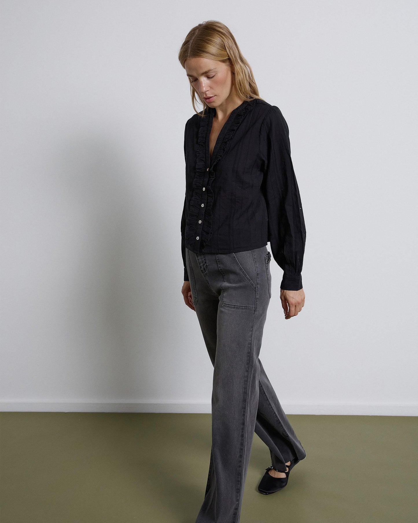 Blusa preta às riscas com folhos