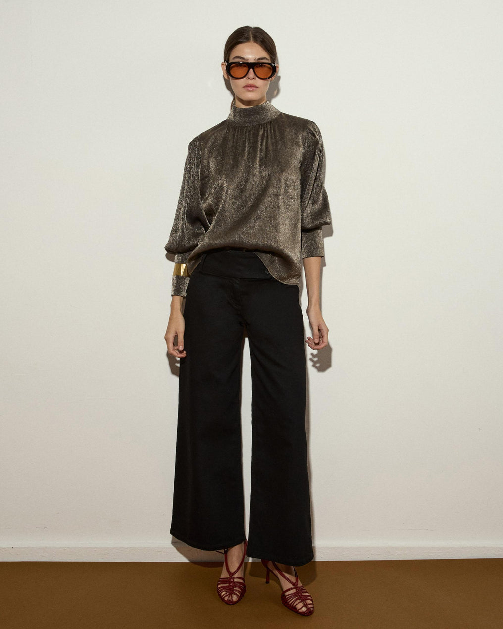 Blusa Cuello Alto Brillo Marrón