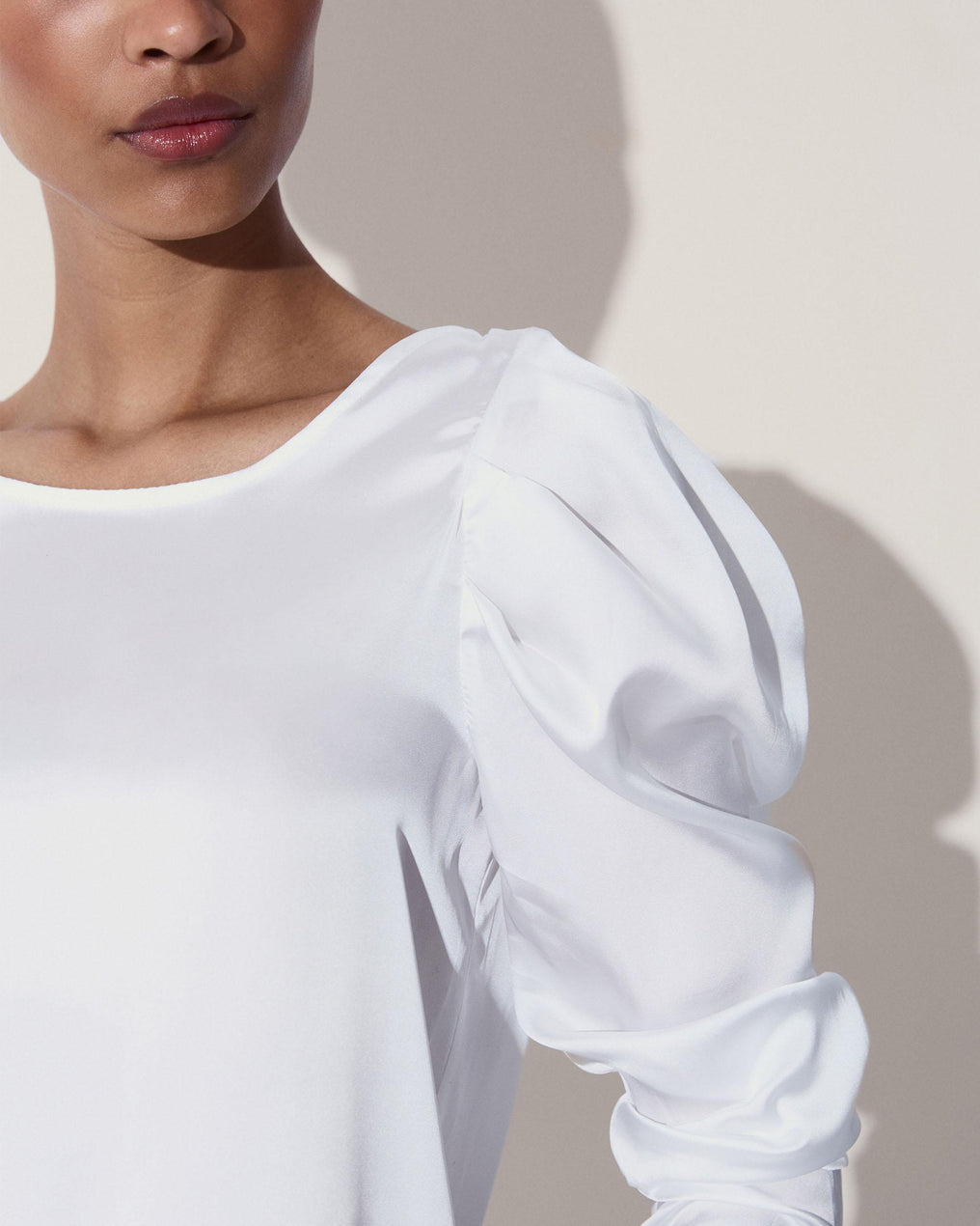 Blusa Satinada Manga Abullonada Blanca