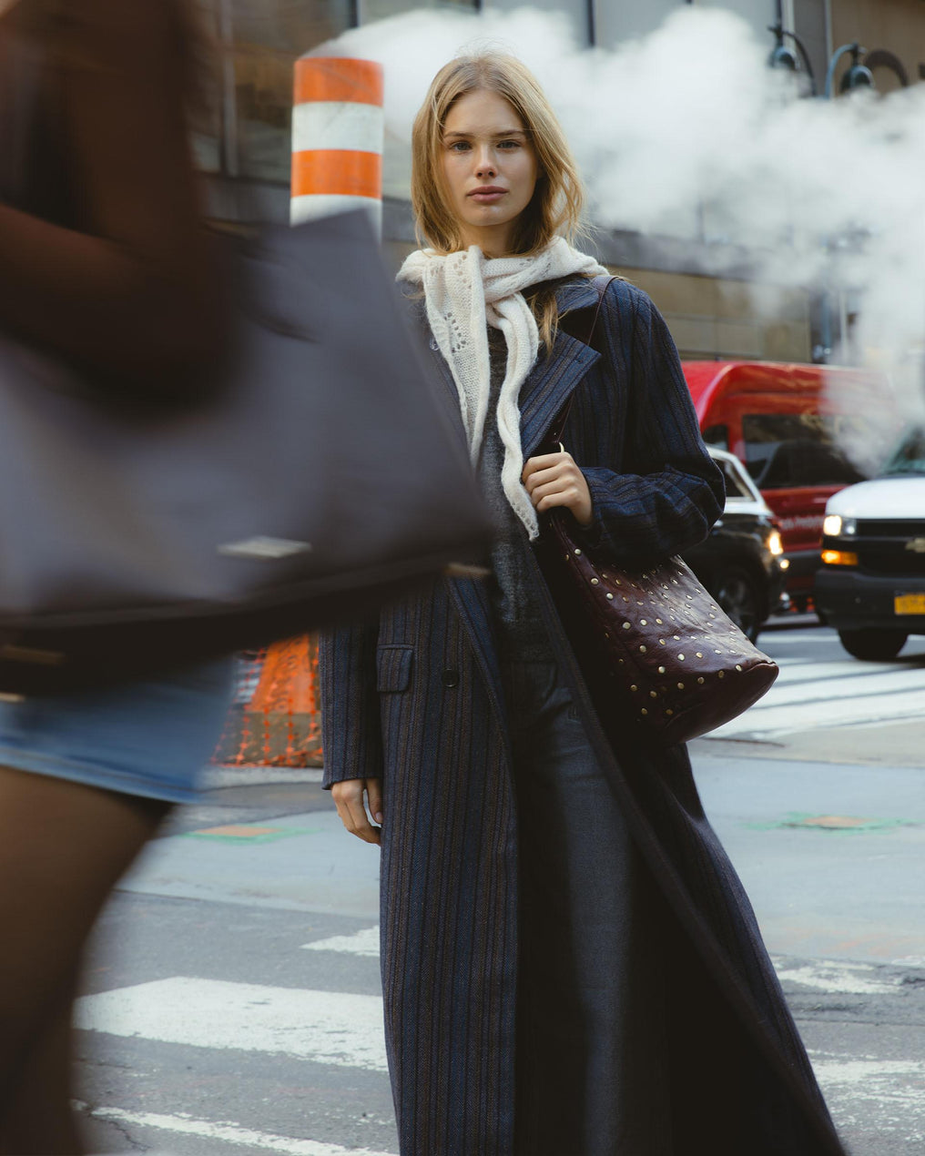 Casaco comprido com botões, riscas em espinha de peixe e lã, azul