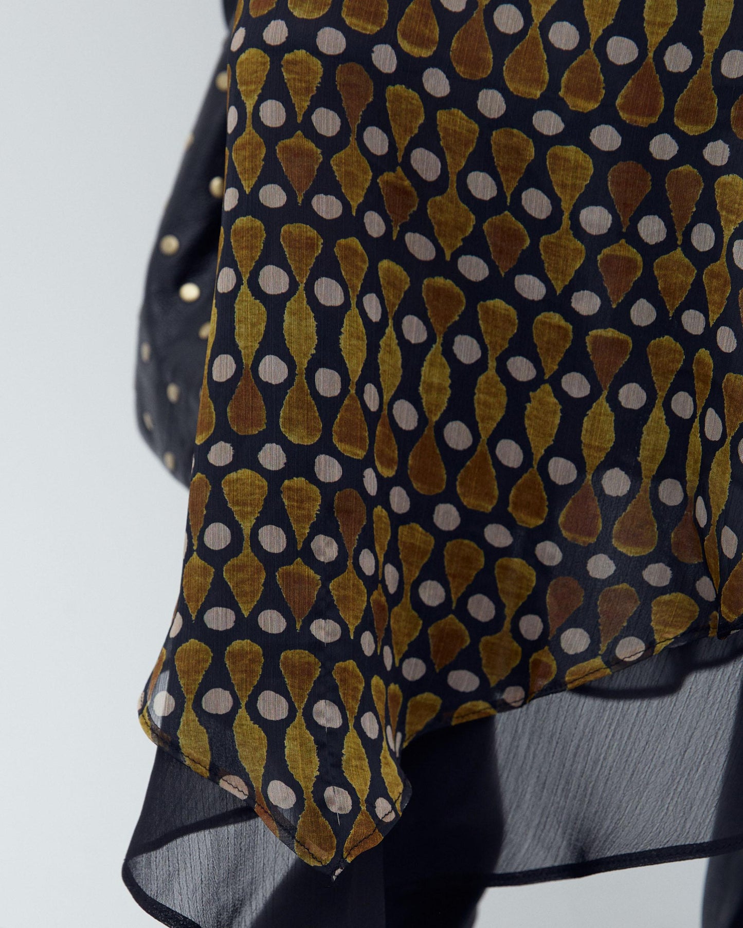 Saia Folho Baixo Contraste Preto