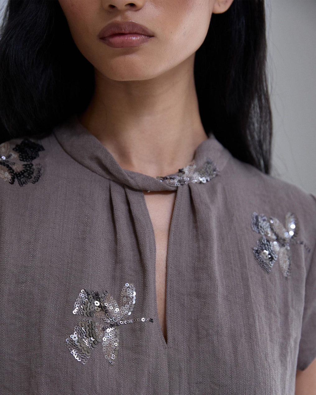 Top Taupe à Sequins et Ouverture