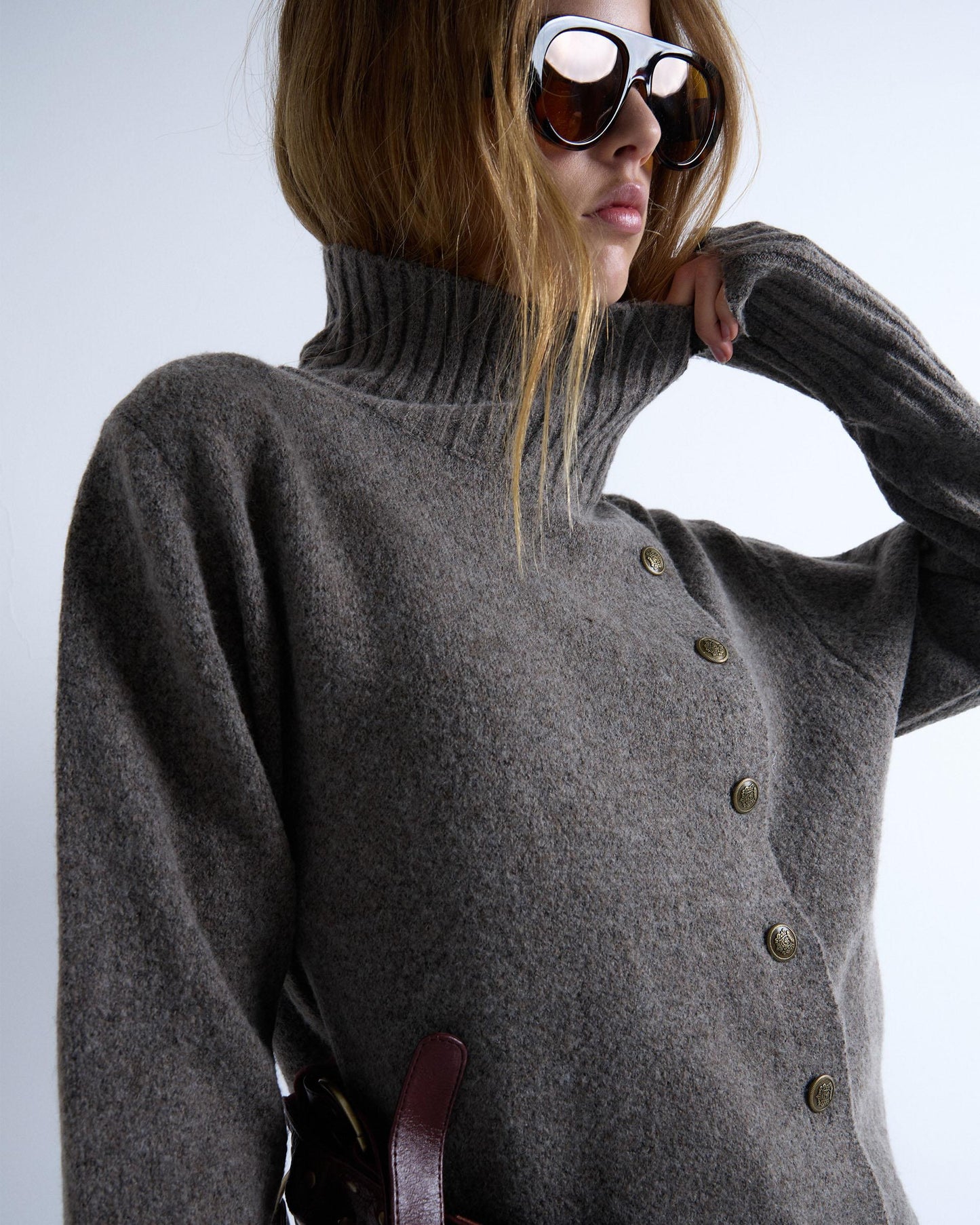 Jersey Cuello Alto Botones Taupe