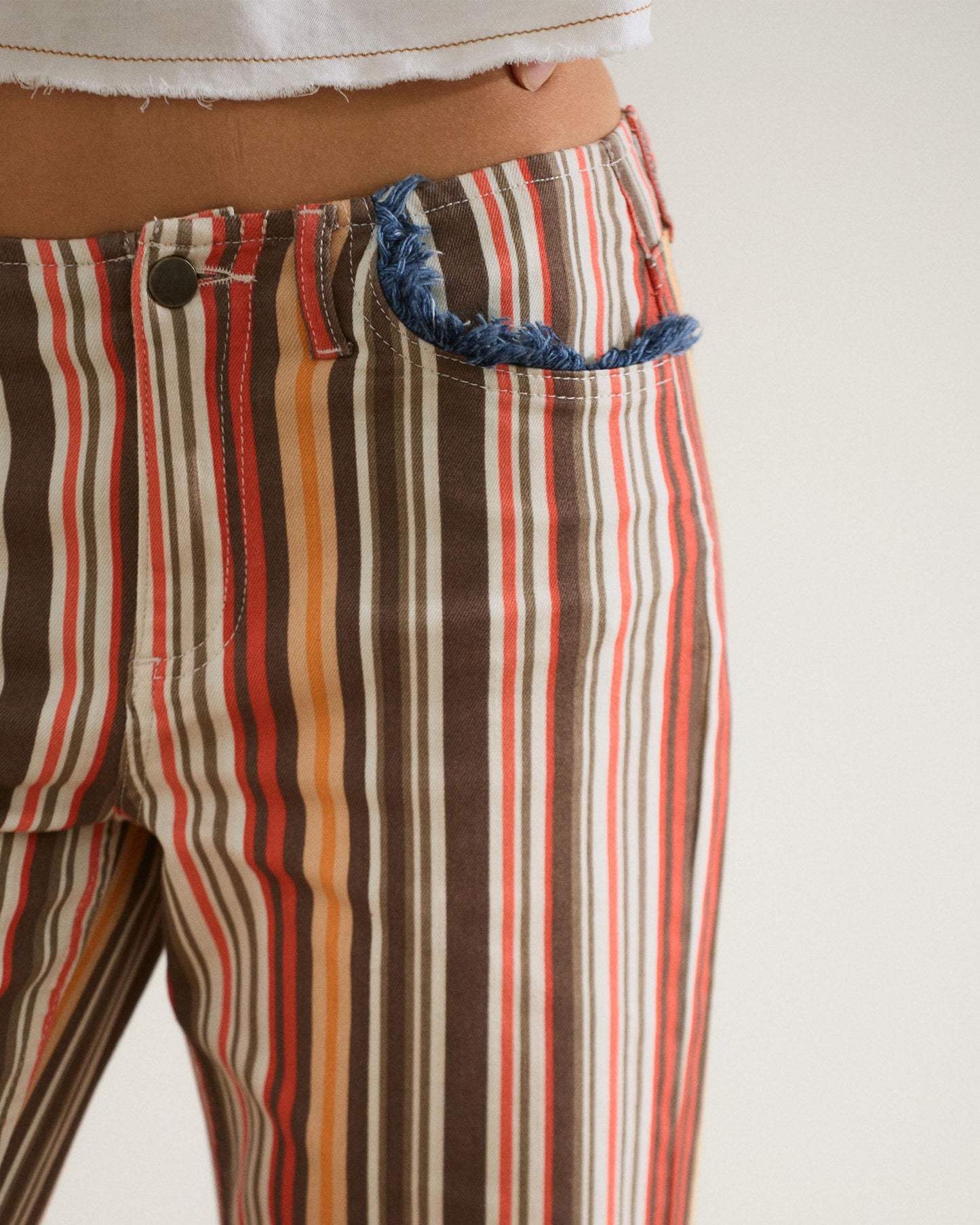 Jeans Desfiados com Riscas Multicolor