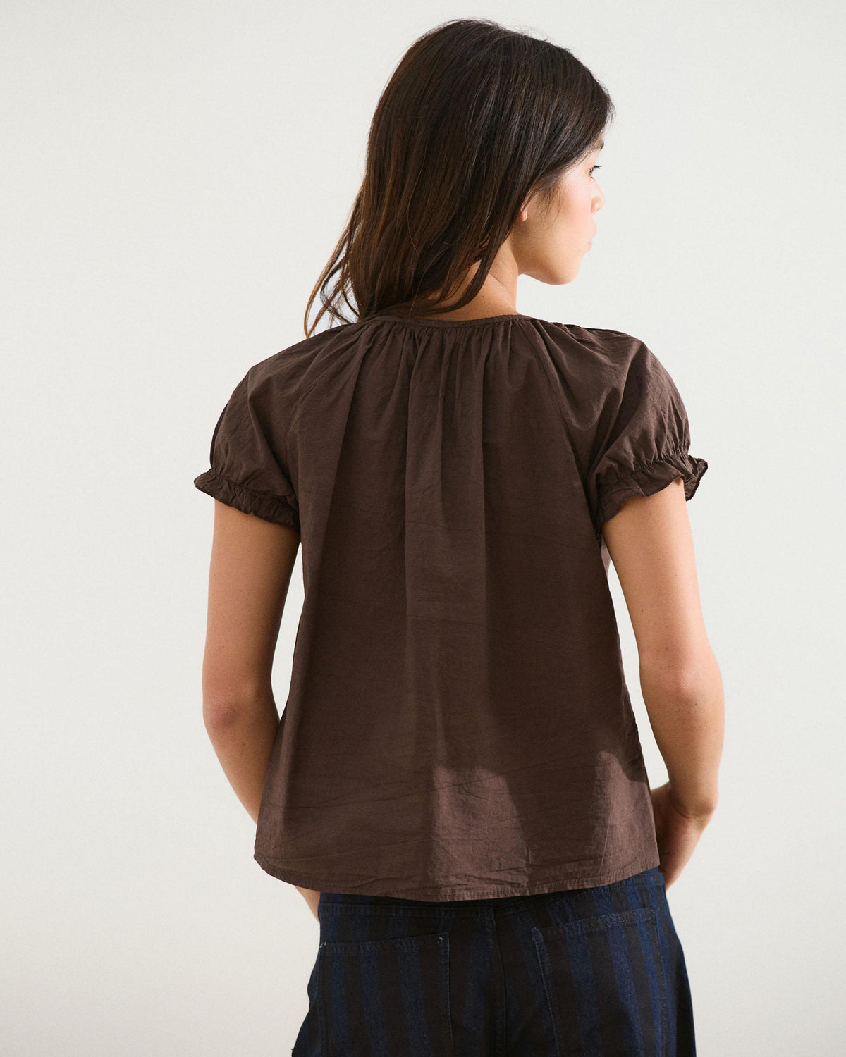 Blusa Castanha com Botões e Folhos Ondulados