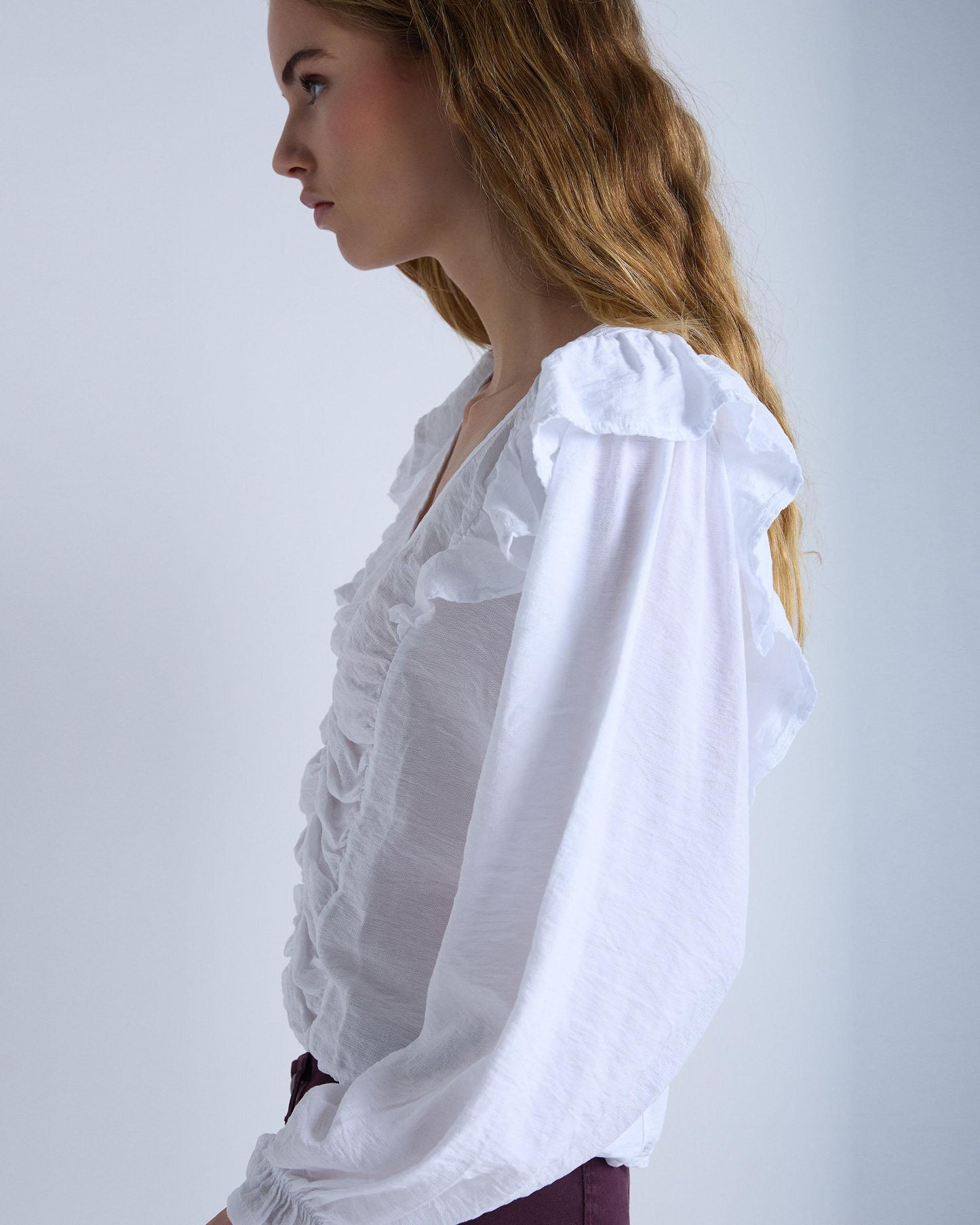 Blusa branca com folhos e franzidos