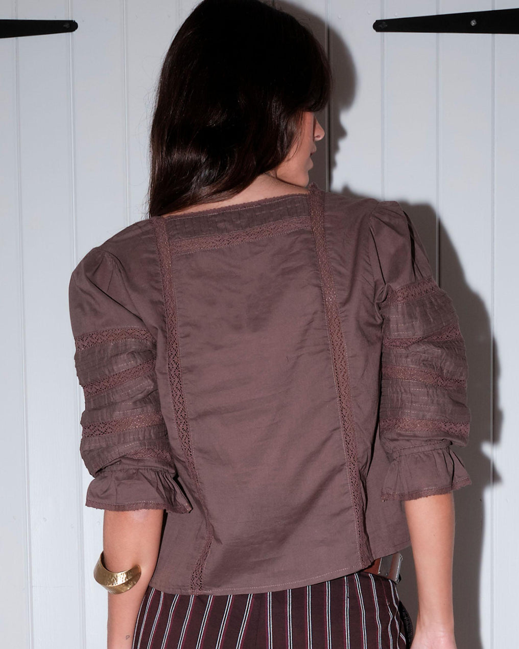 Blusa castanha com decote quadrado e renda