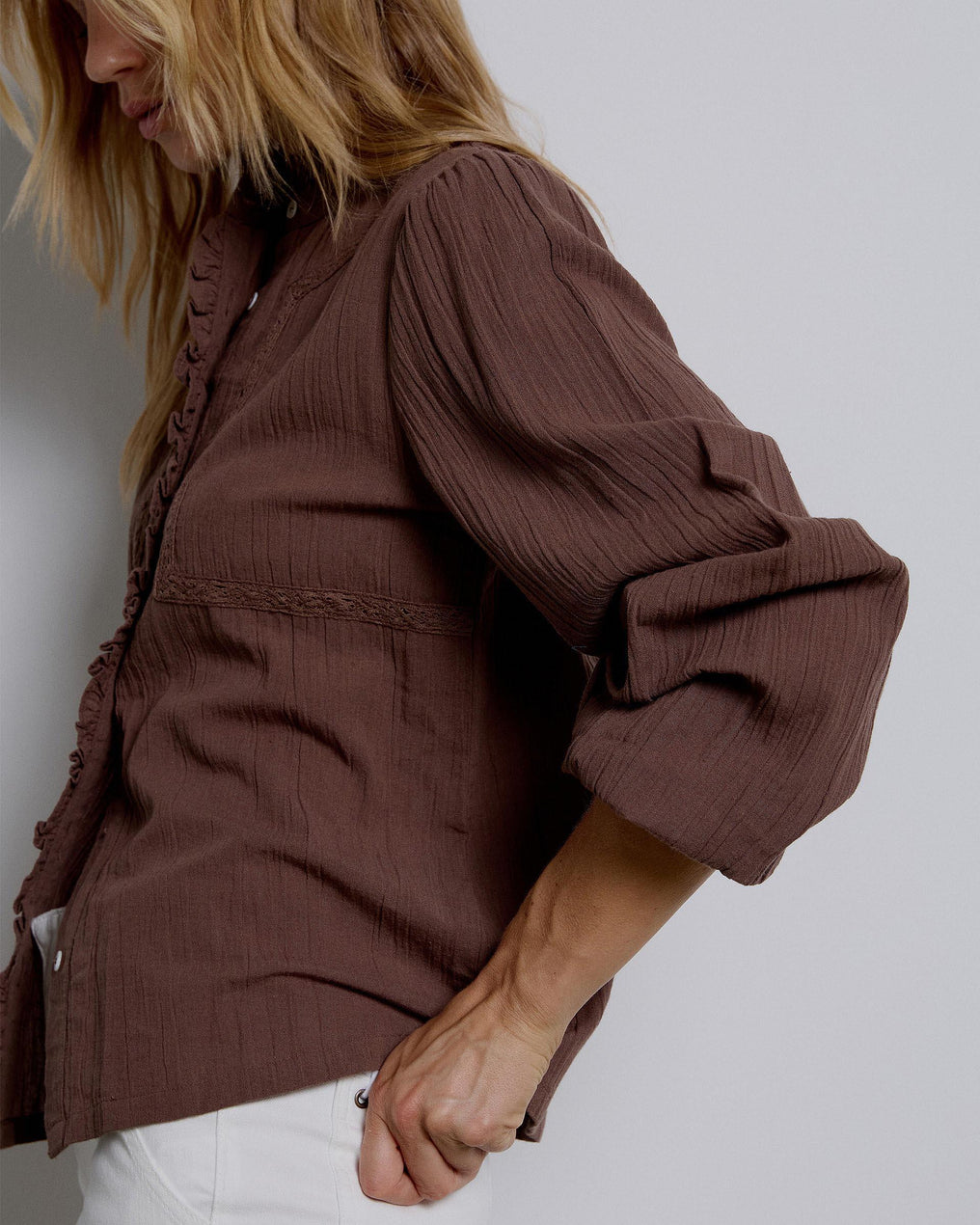 Blusa castanha com jugo de renda