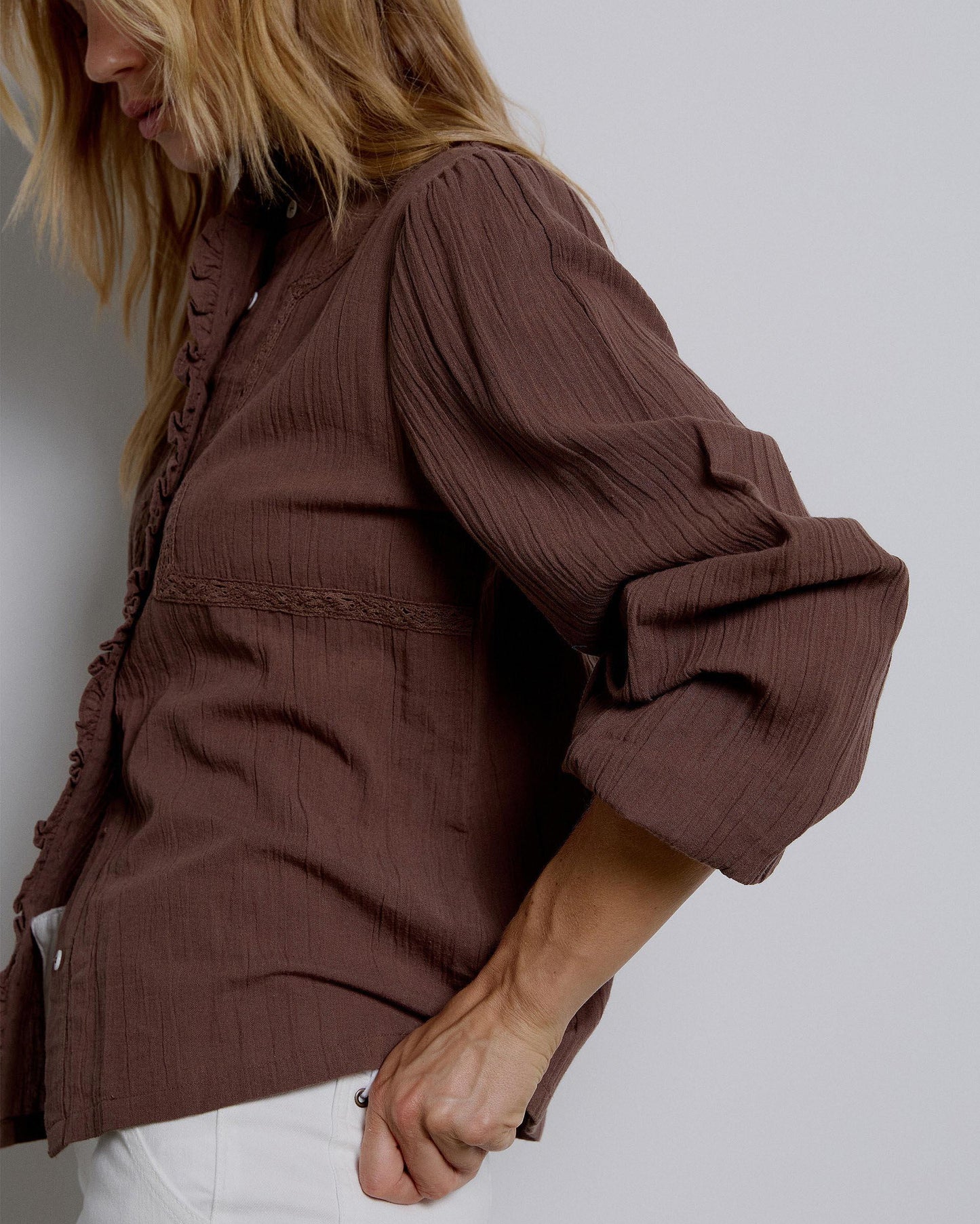 Blusa castanha com jugo de renda