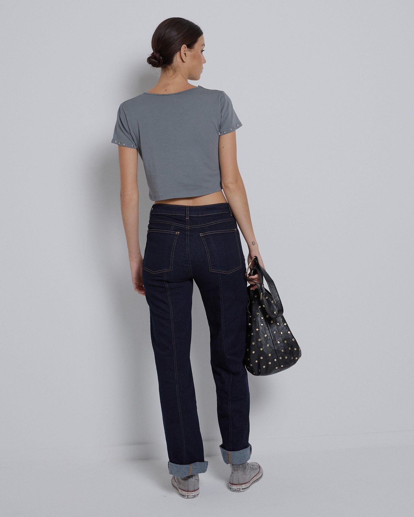 Camiseta antracite com decote em lágrima e cravejado de estrelas