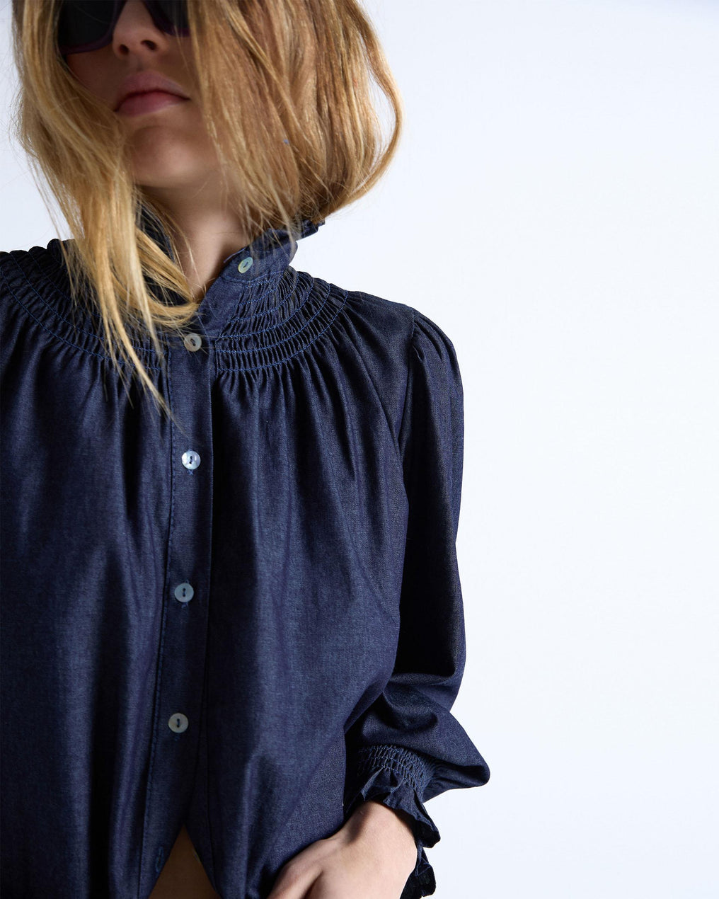 Blusa de ganga de gola alta em ganga azul