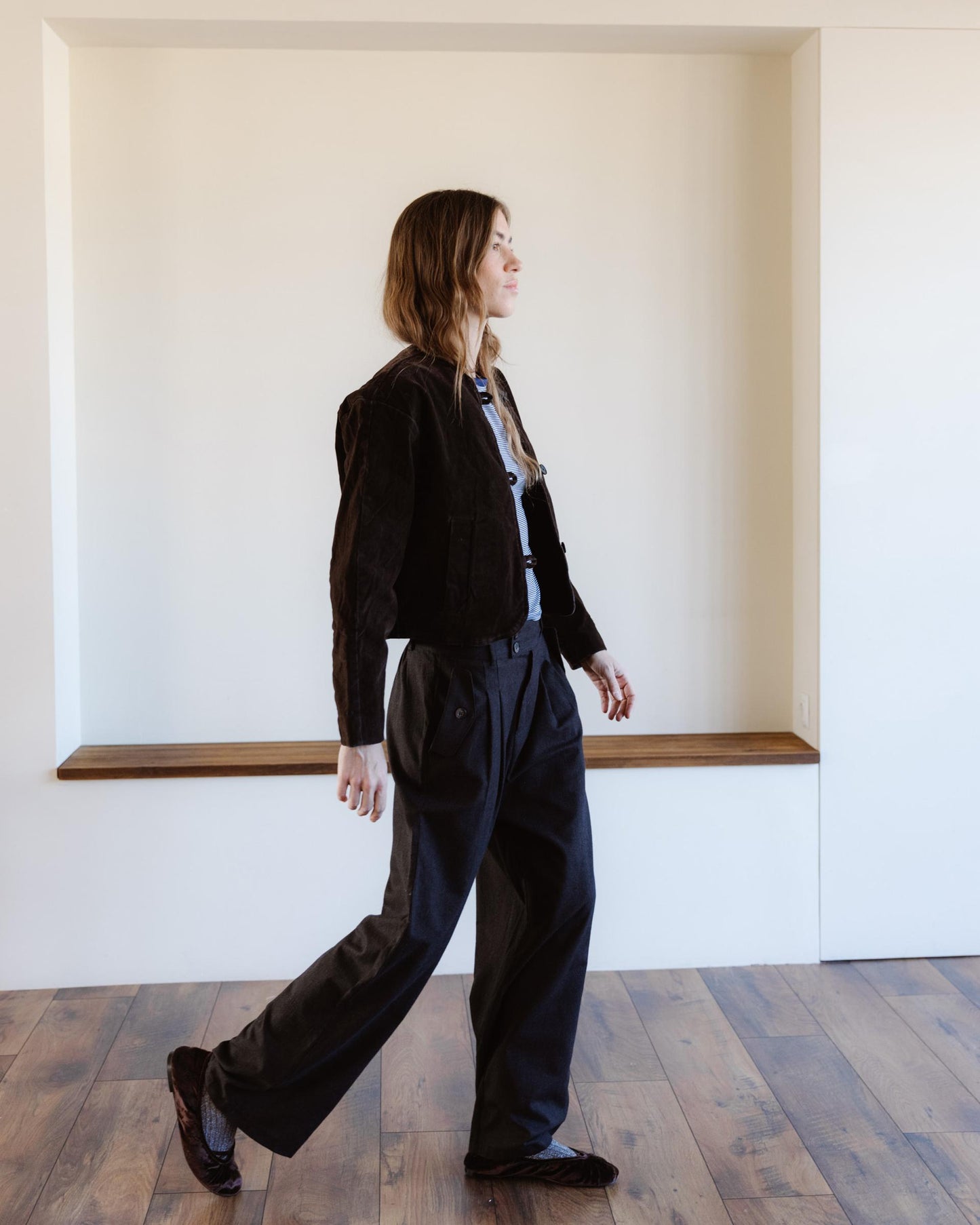 Brown pleated trousers with side pockets