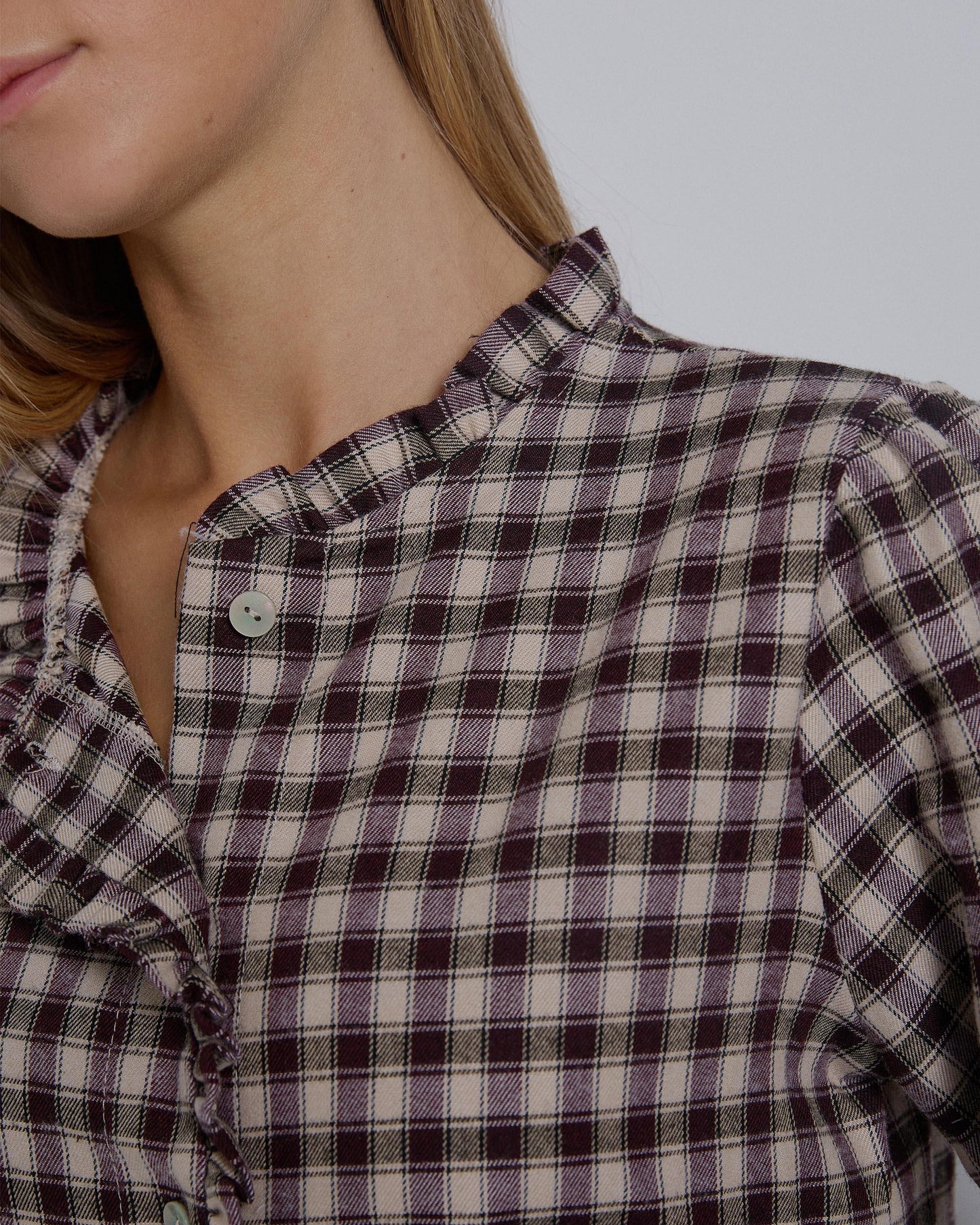 Blusa Cuadros Cuello Mao Volante Morado