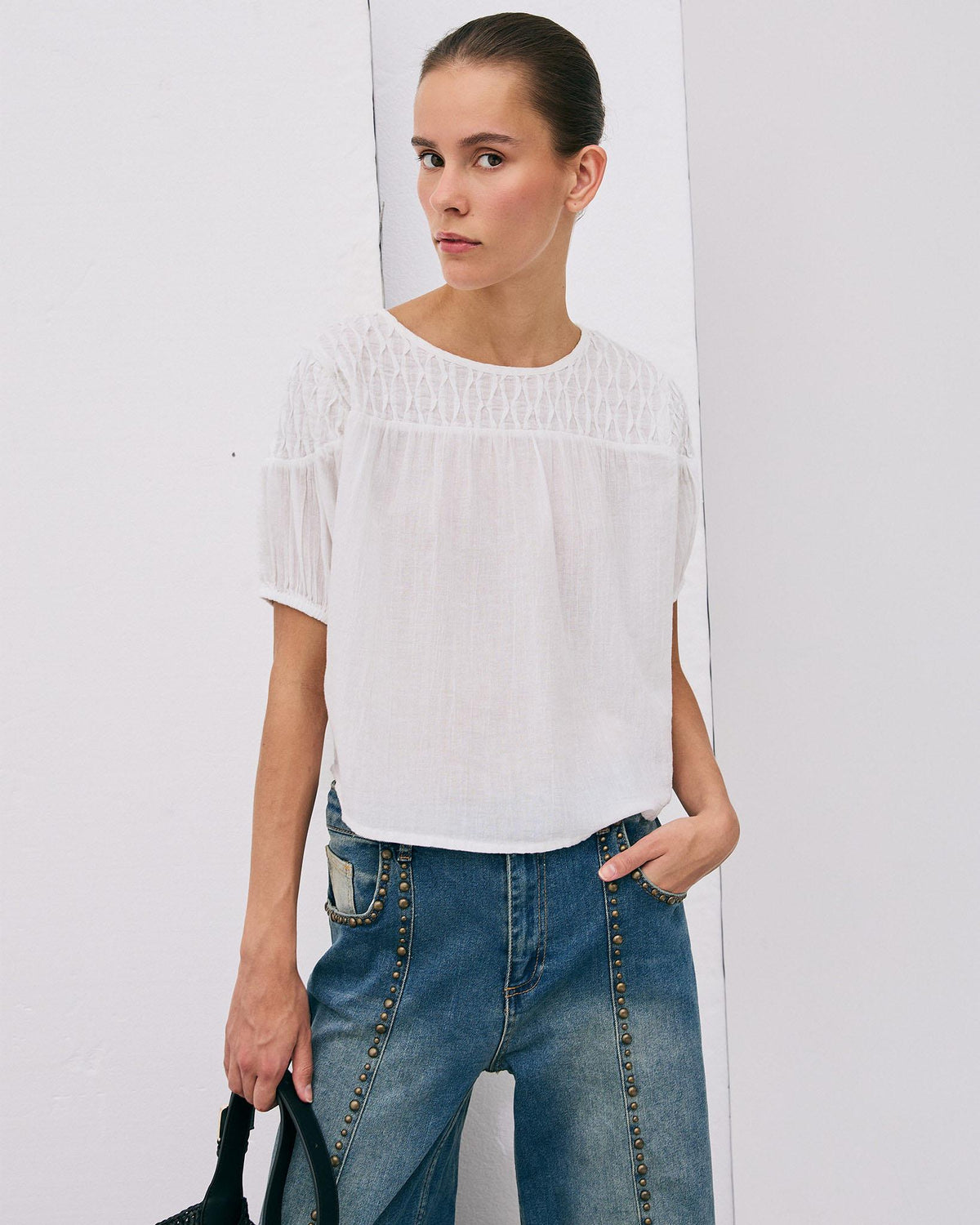 Blusa Branca com Detalhes na Pala