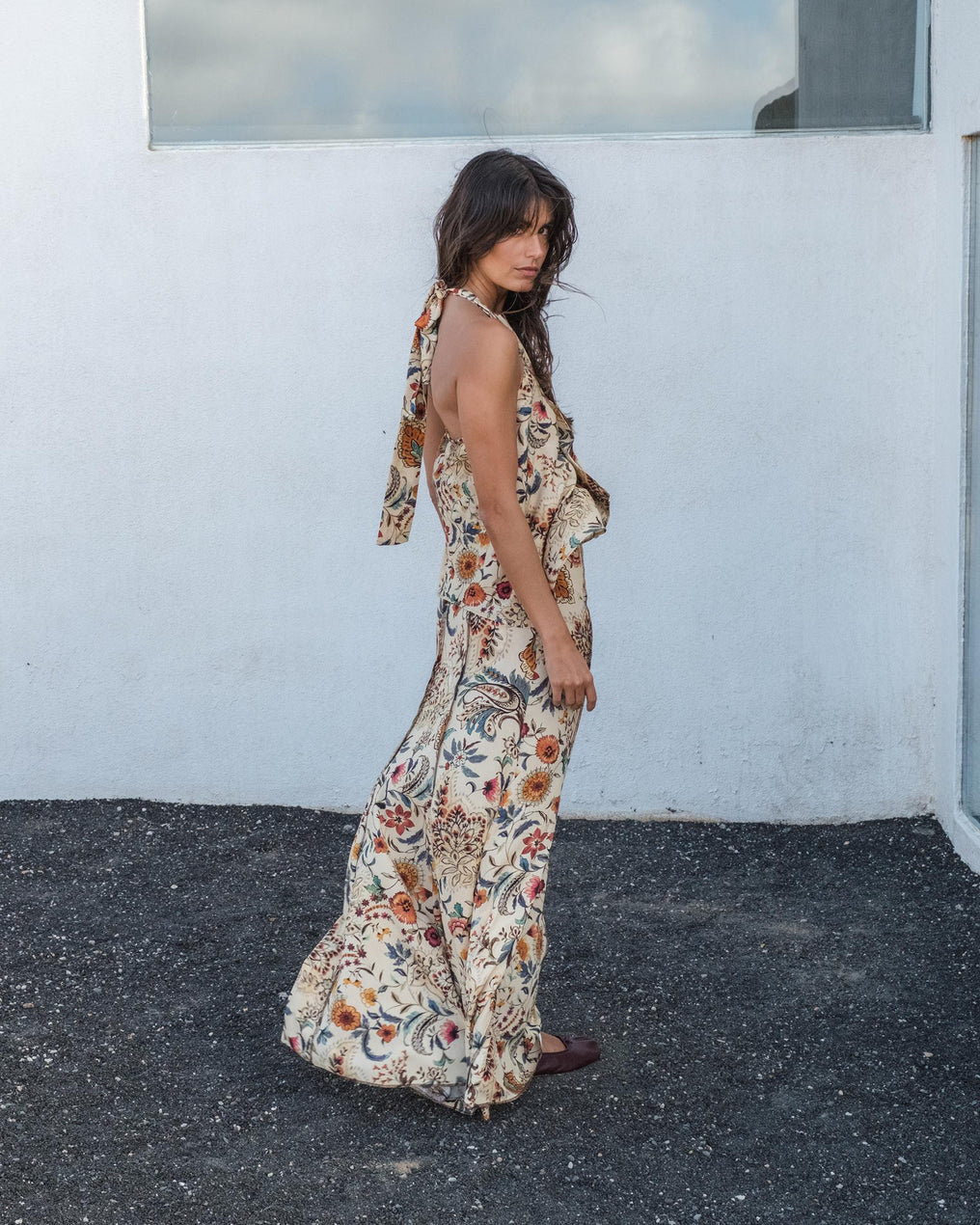 Top bege com estampado floral e decote alto