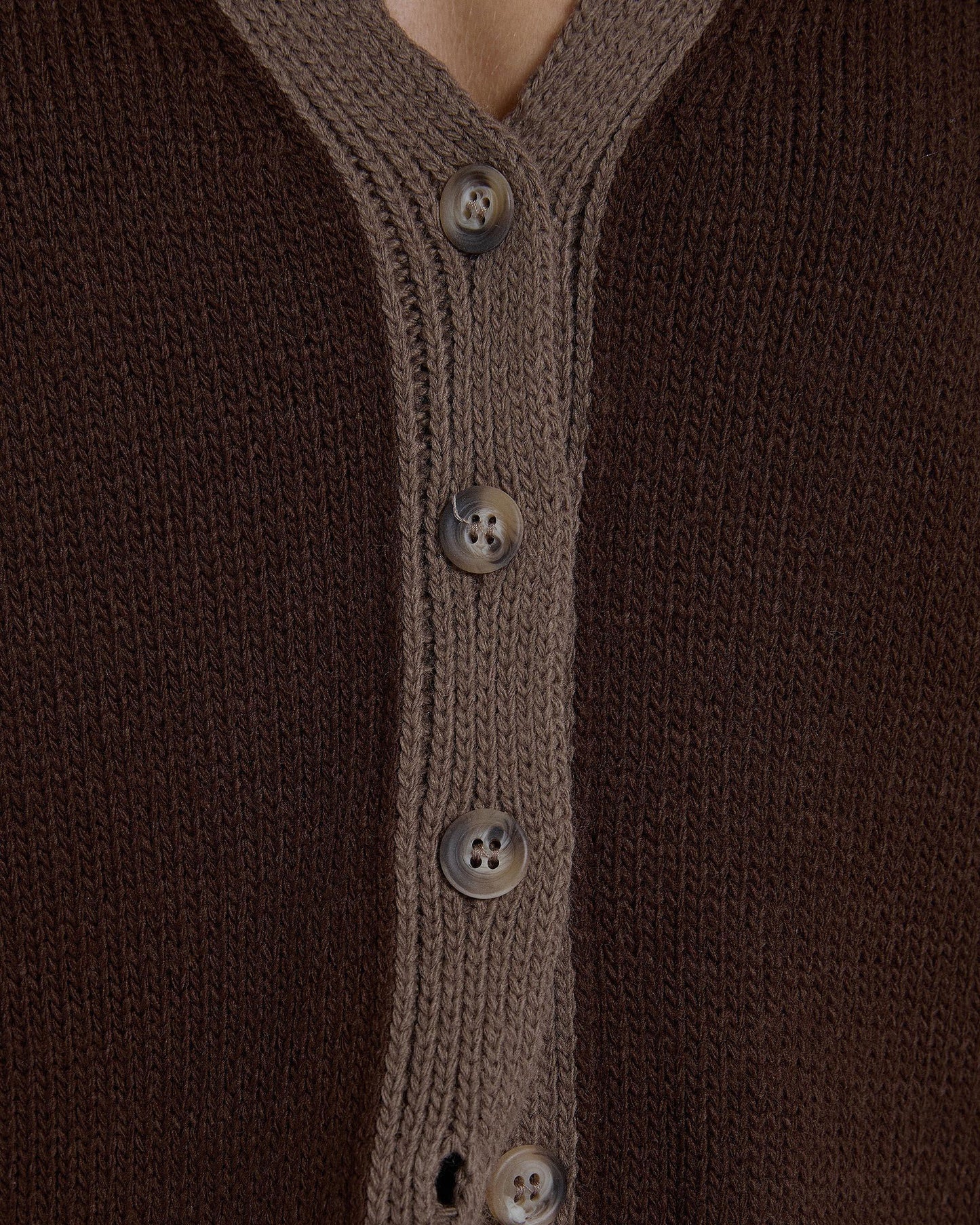 Jaqueta de malha com decote em V e dois tons taupe