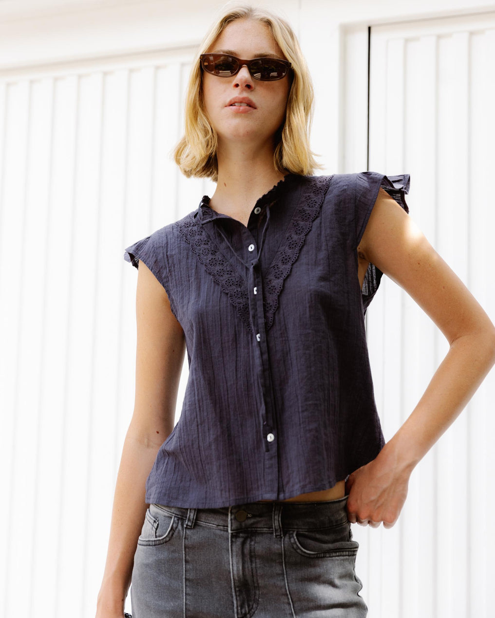 Blusa Sin Manga Volante Troquelados Antracita