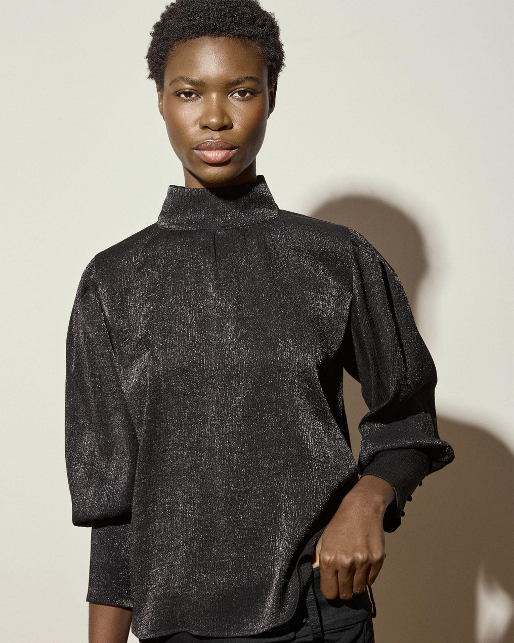 Blusa Cuello Alto Brillo Negro