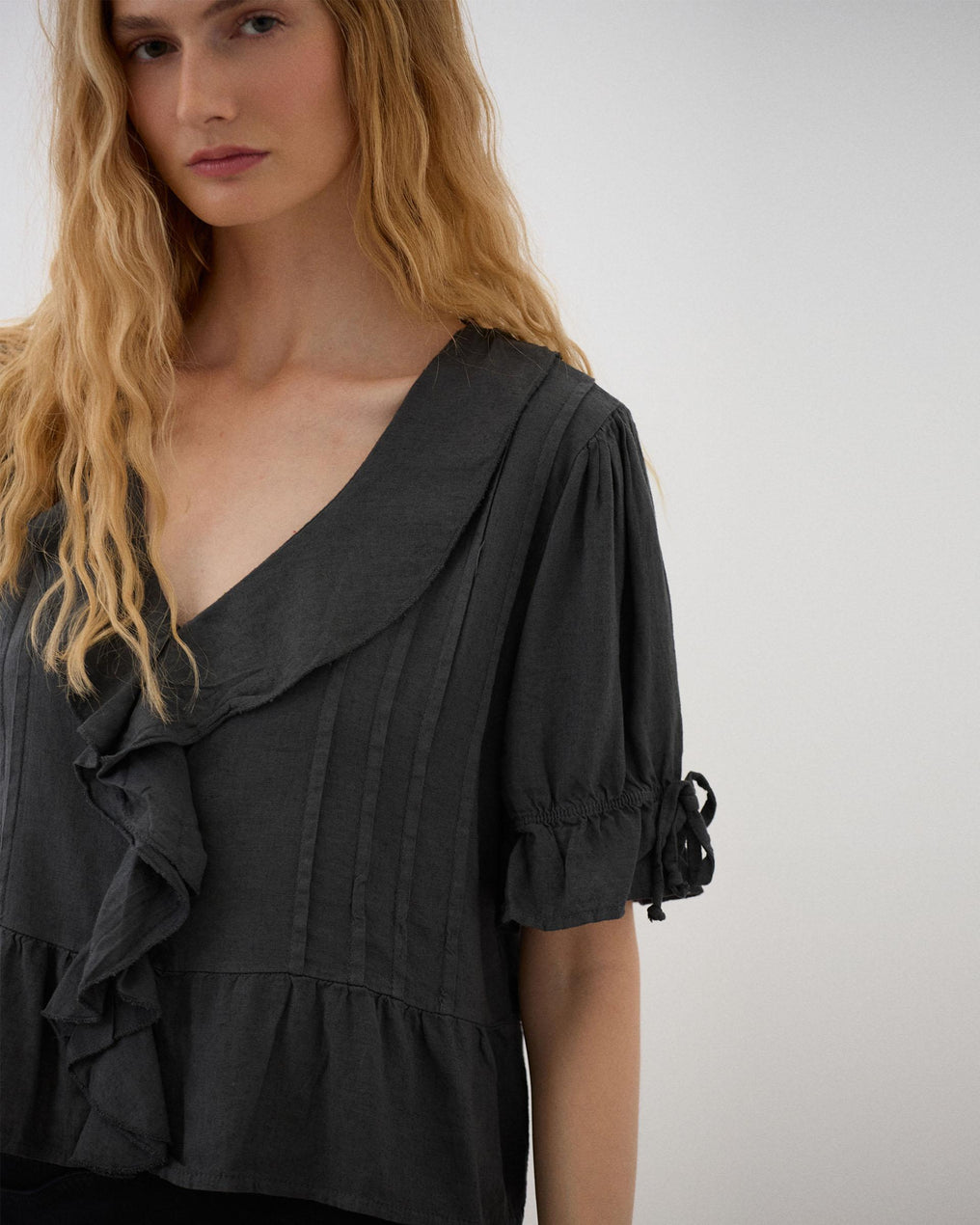 Gathered Ruffle Blouse with Linen in Anthracite