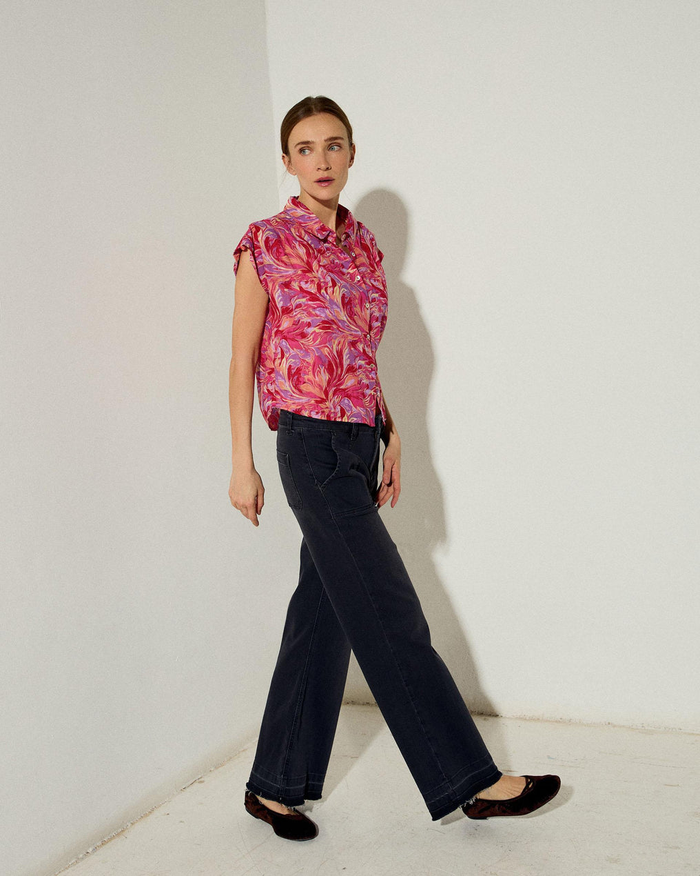 Blusa sem mangas com pregas, estampado floral fúcsia