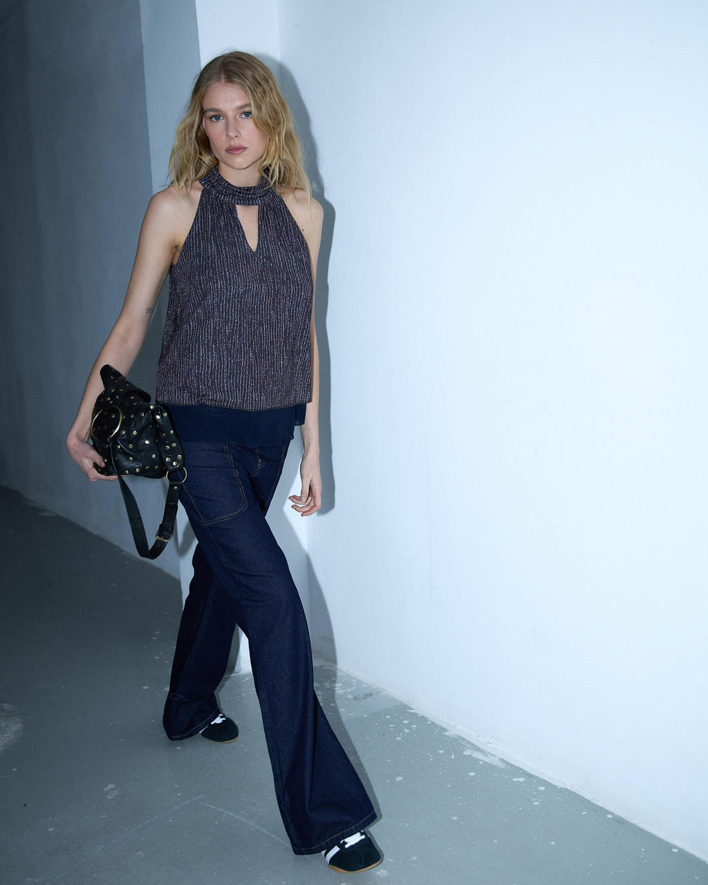 Top Cuello Alto Abertura Azul Marino