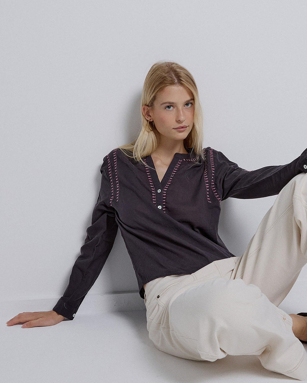 Blusa Bordados Cuello Mao Antracita