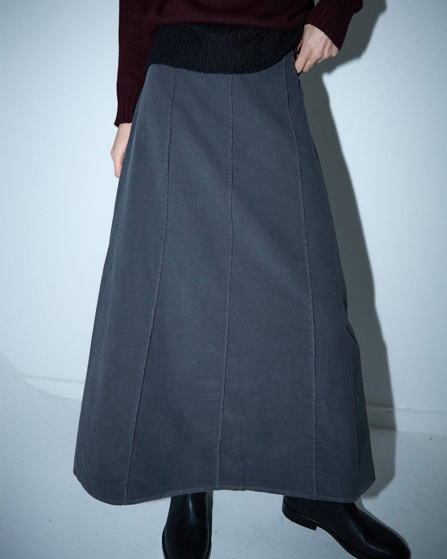 Micro-corduroy skirt with anthracite seams
