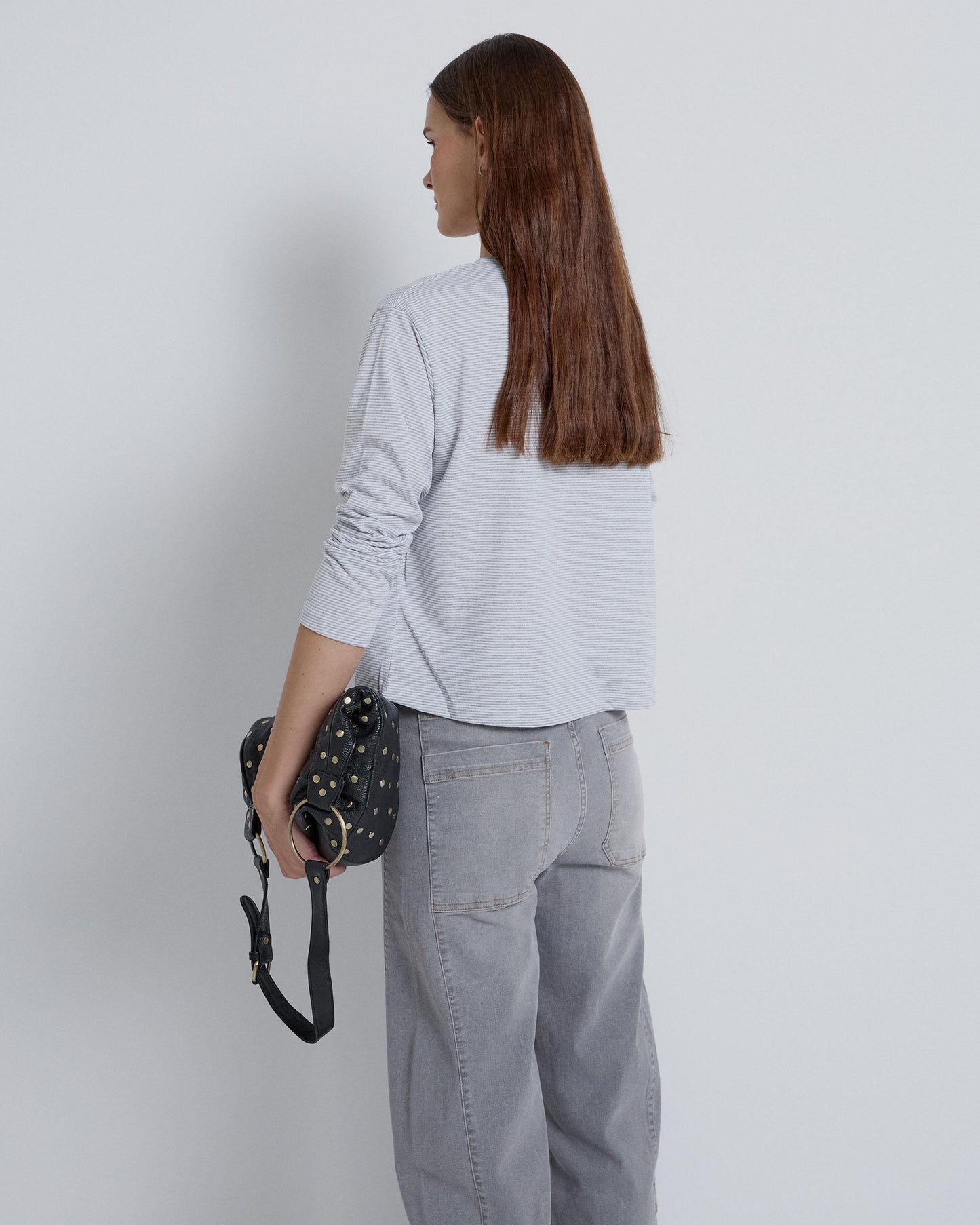 Camiseta listrada cinza claro com gola redonda