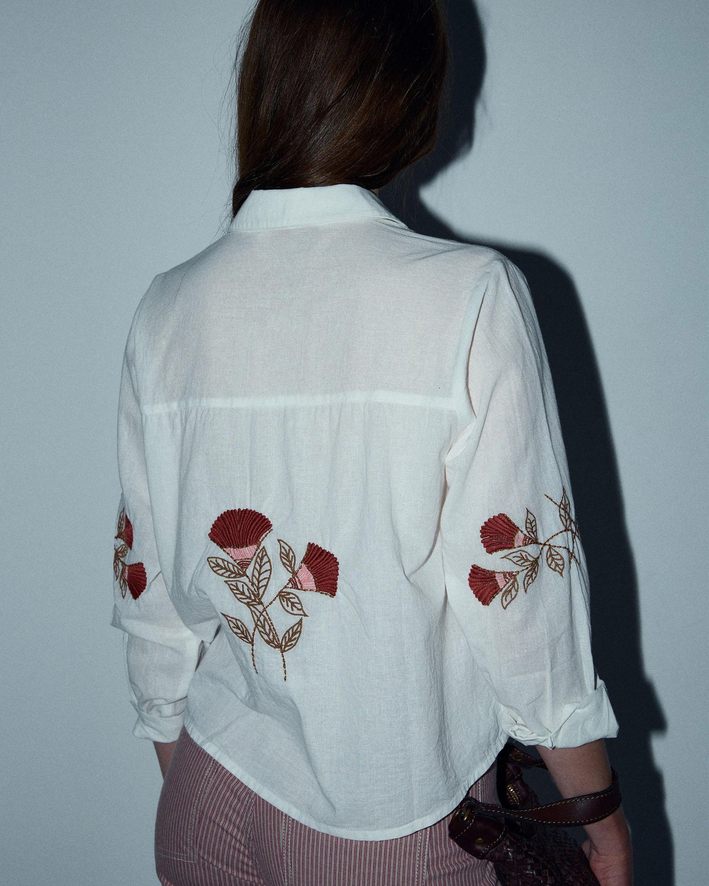 Camisa Bordados Florales Bolsillos Blanca