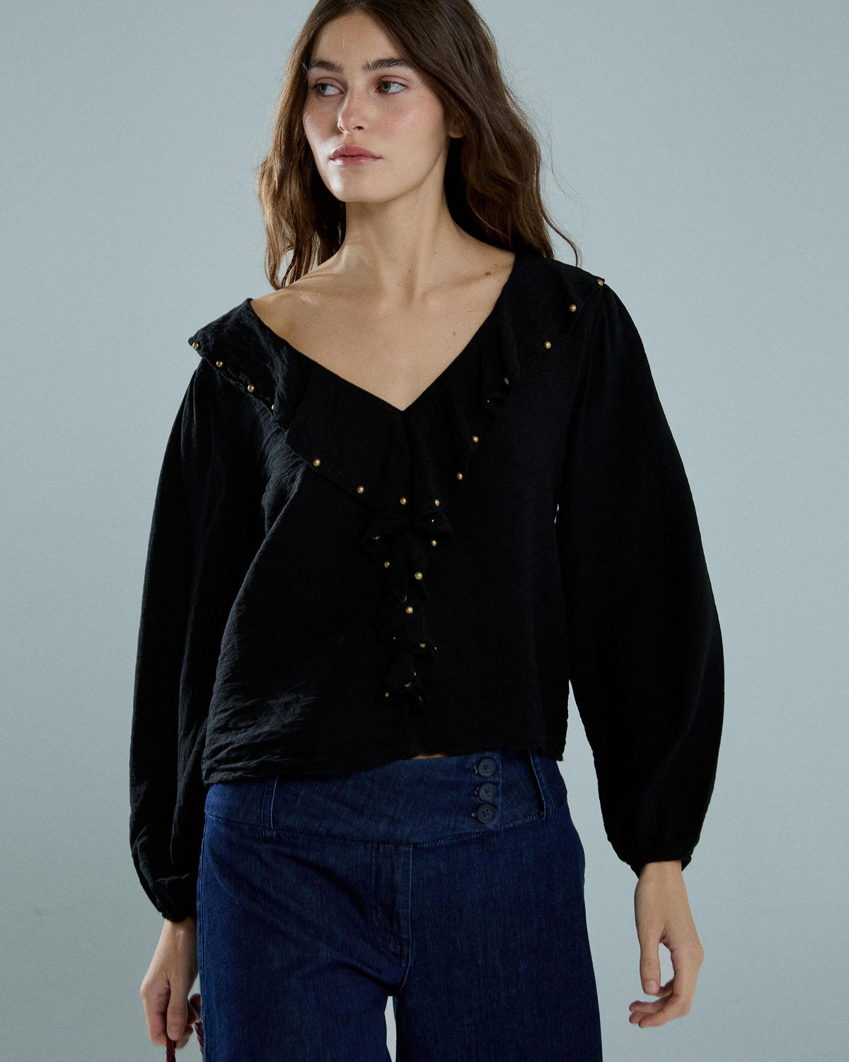 Blusa Volante Delantero Tachuelas Negro
