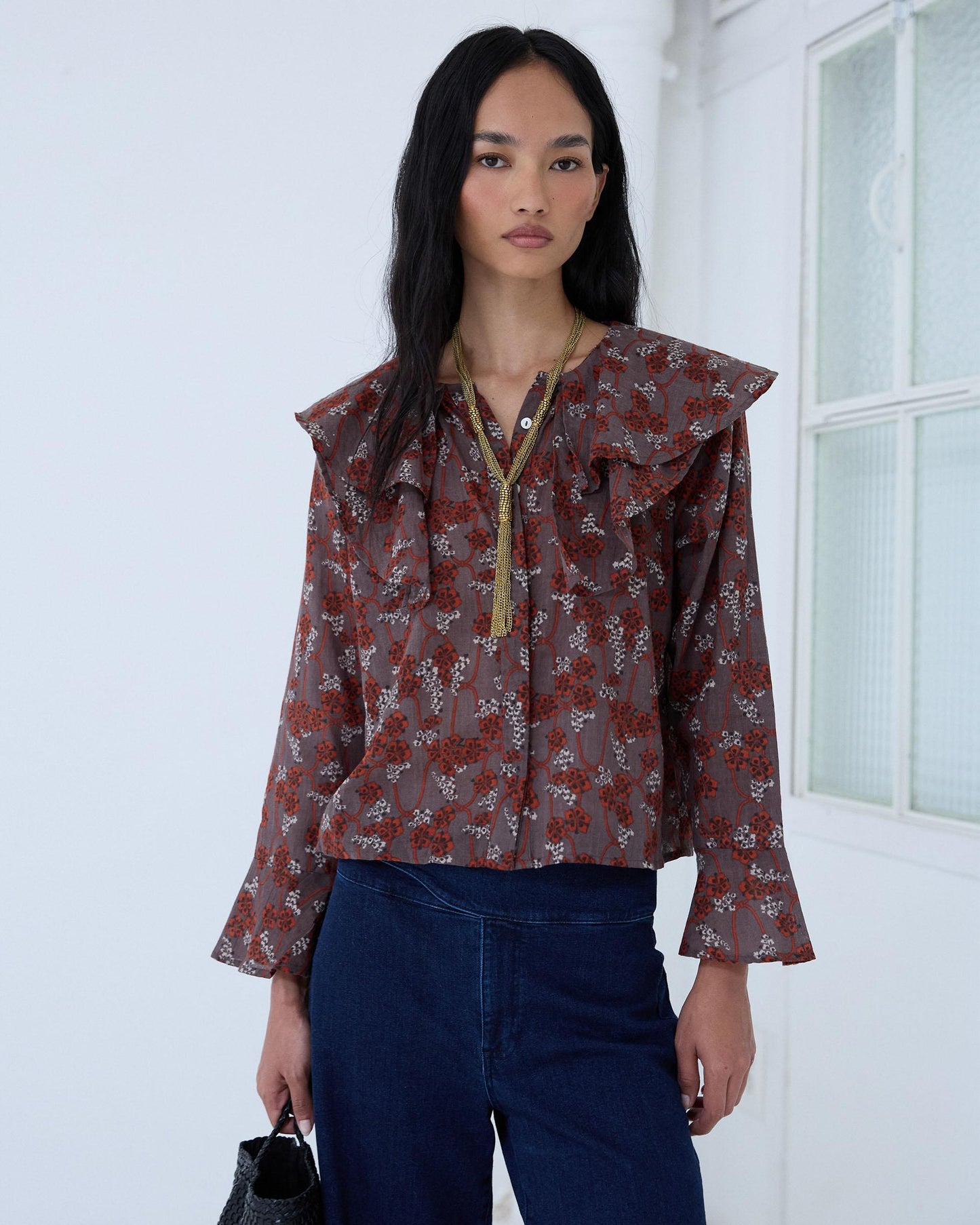 Blusa Volantes Assimétricos Padrão Floral Castanho