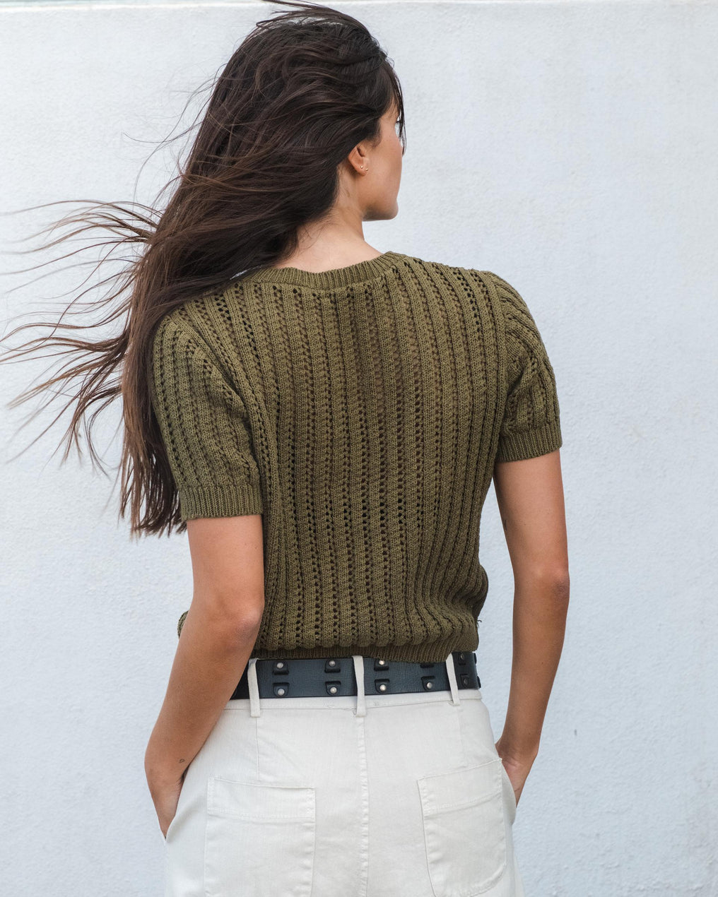 Blusa de malha verde vazada com manga curta