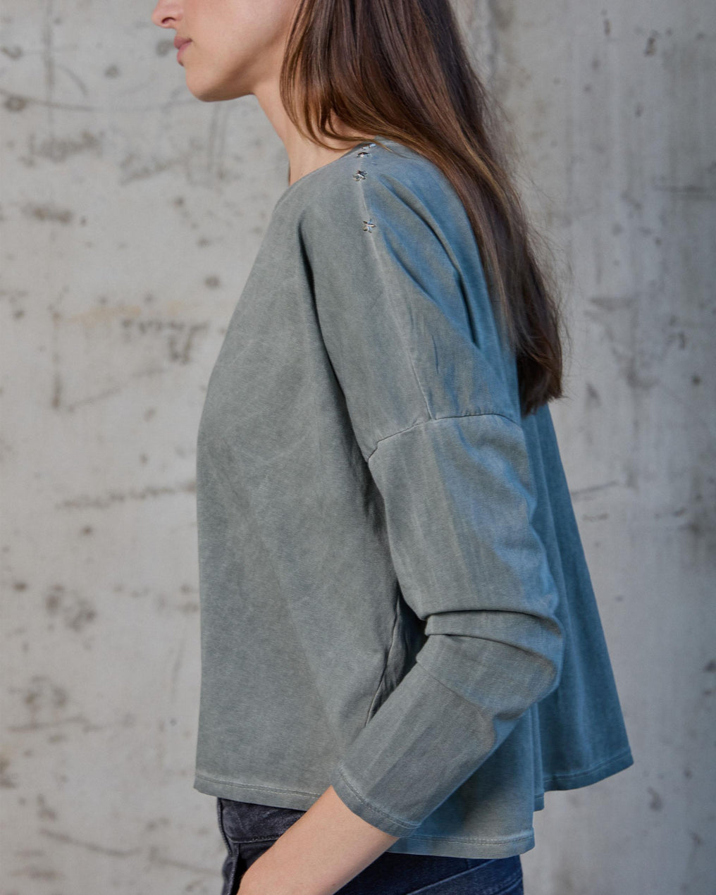 Camiseta Tachuelas Estrellas Hombros Verde Oscuro