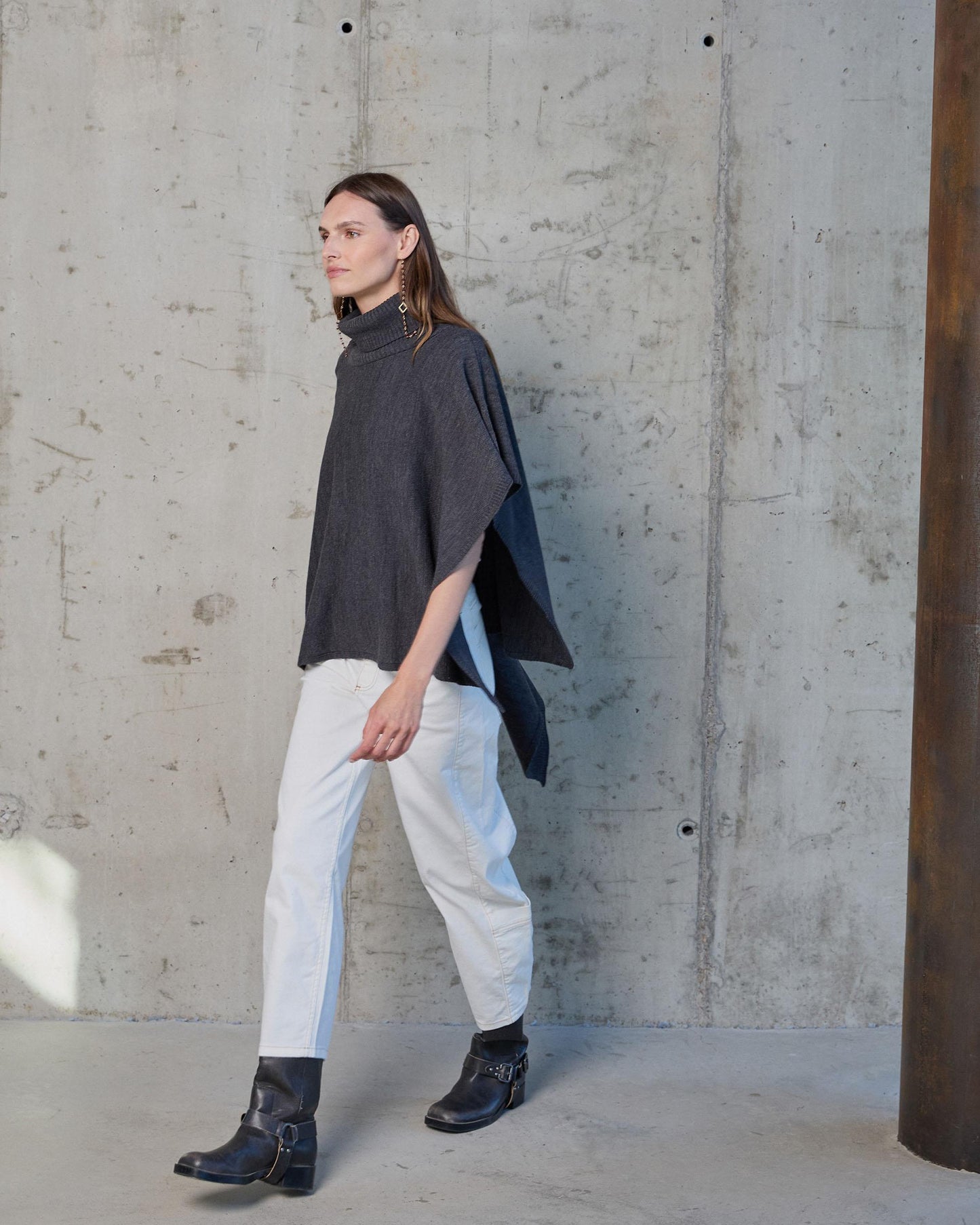 Capa assimétrica de gola alta em antracite