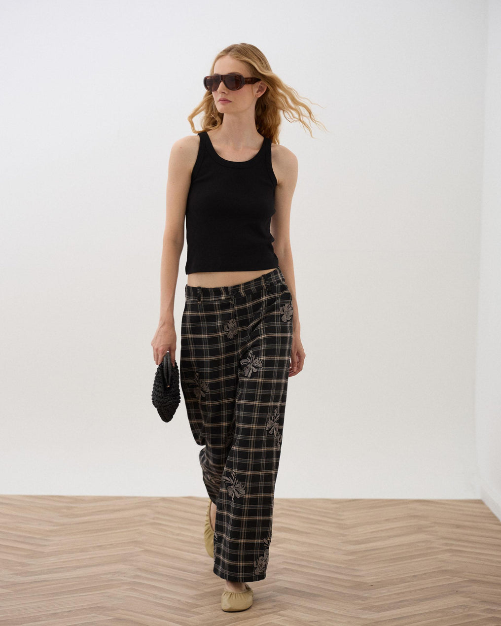 Pantalón Cuadros Detalle Flor Negro