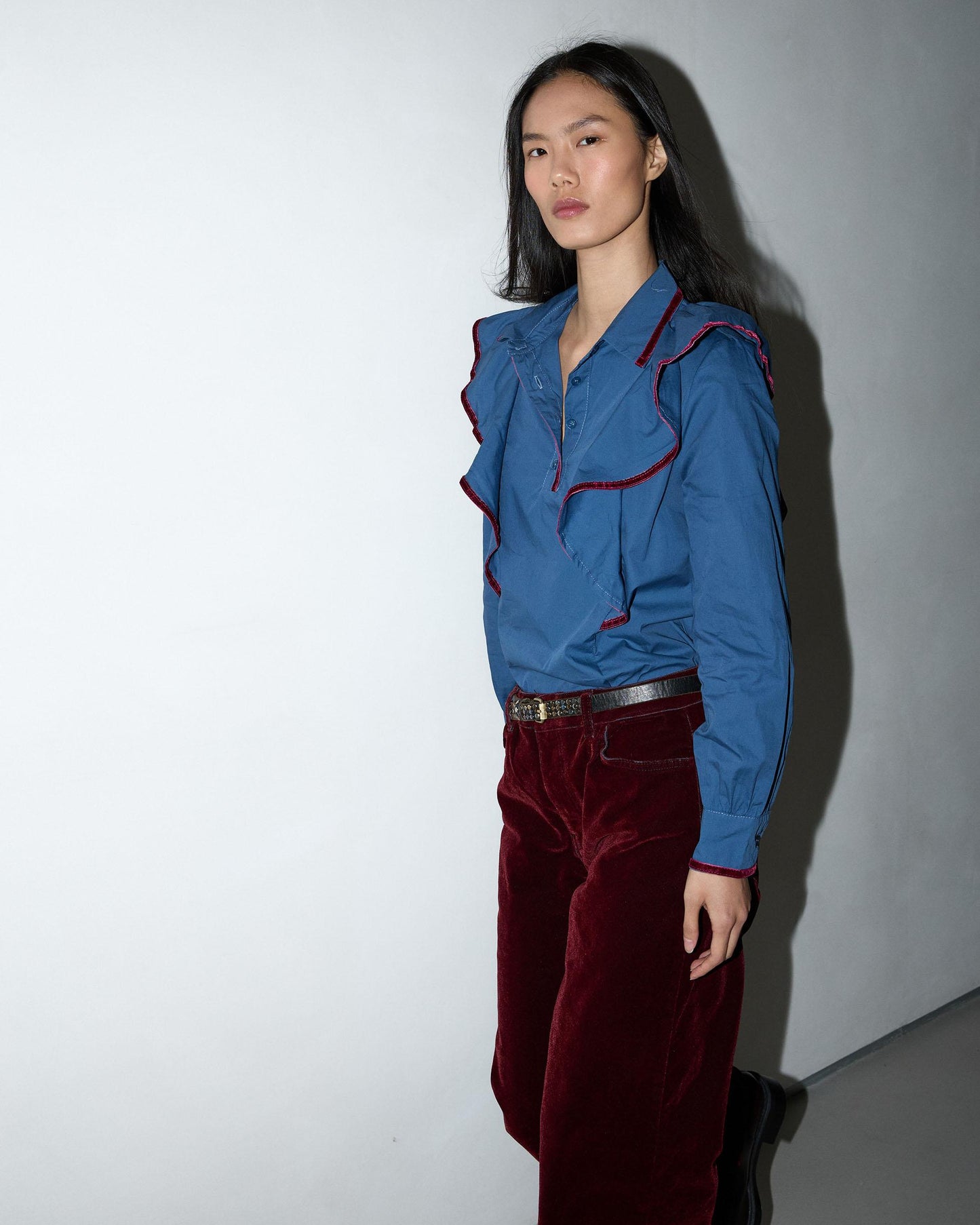 Blusa com folhos e detalhes em azul