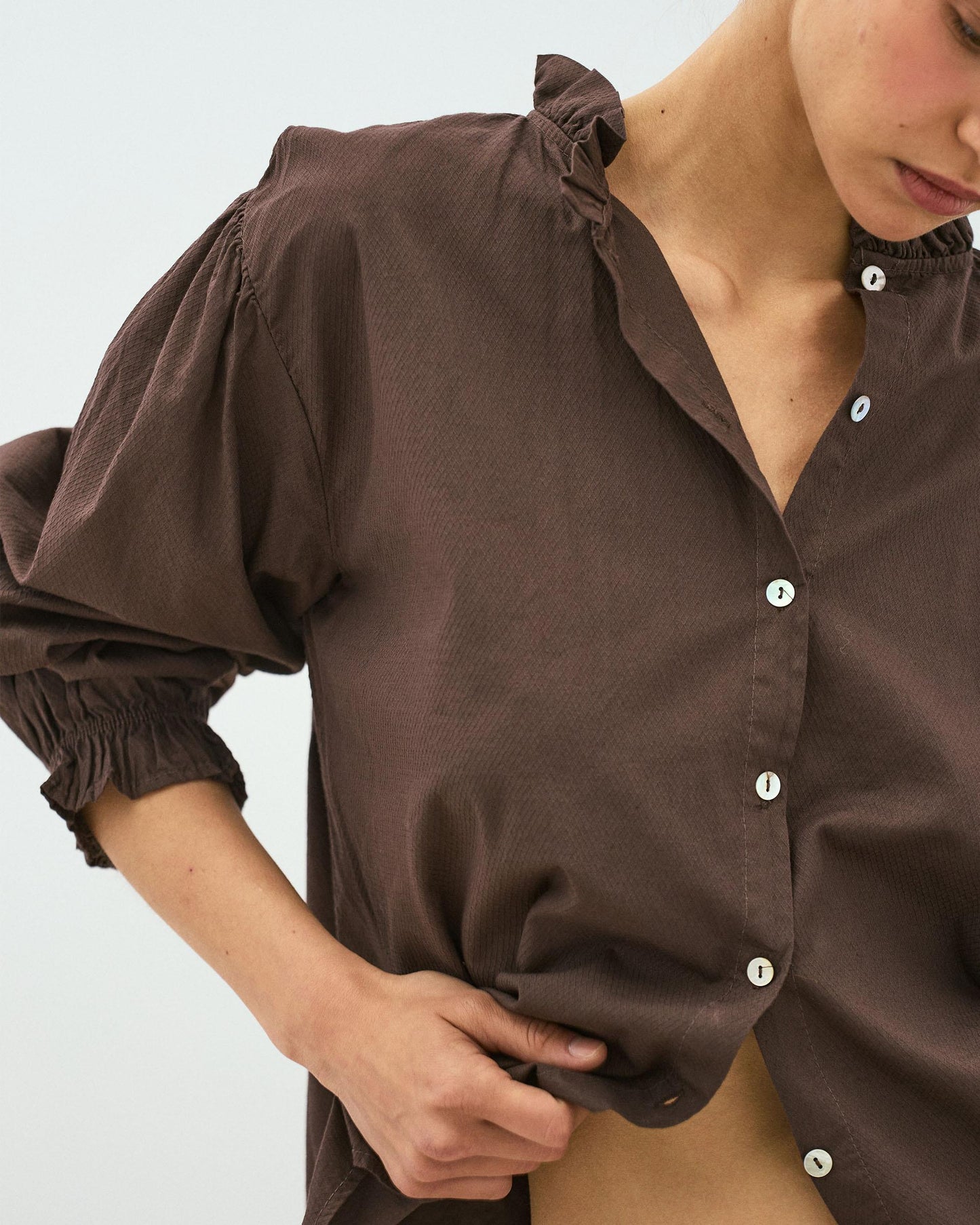 Blusa Detalle Volante Cuello Marrón