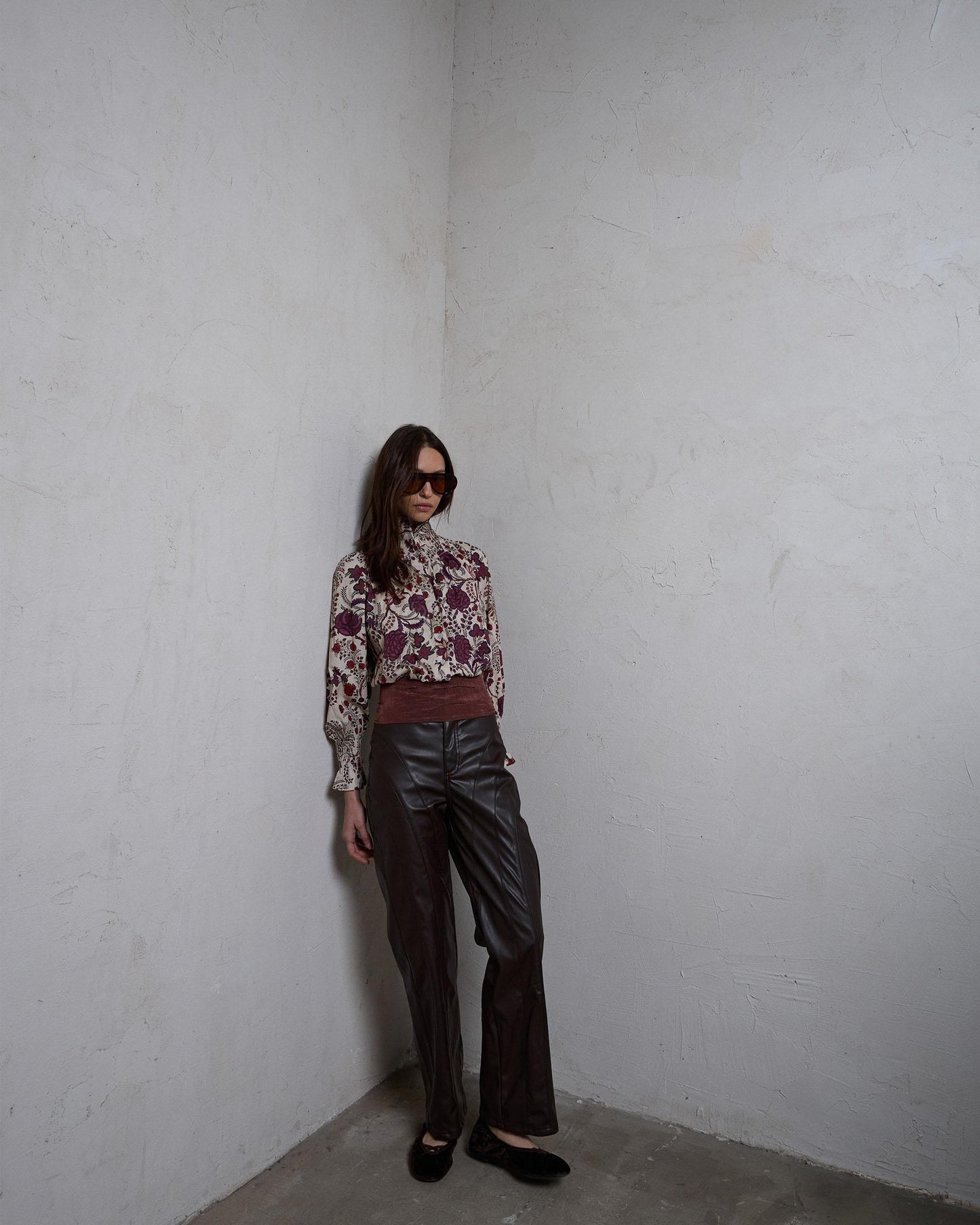 Pantalón Efecto Piel Costuras Marrón