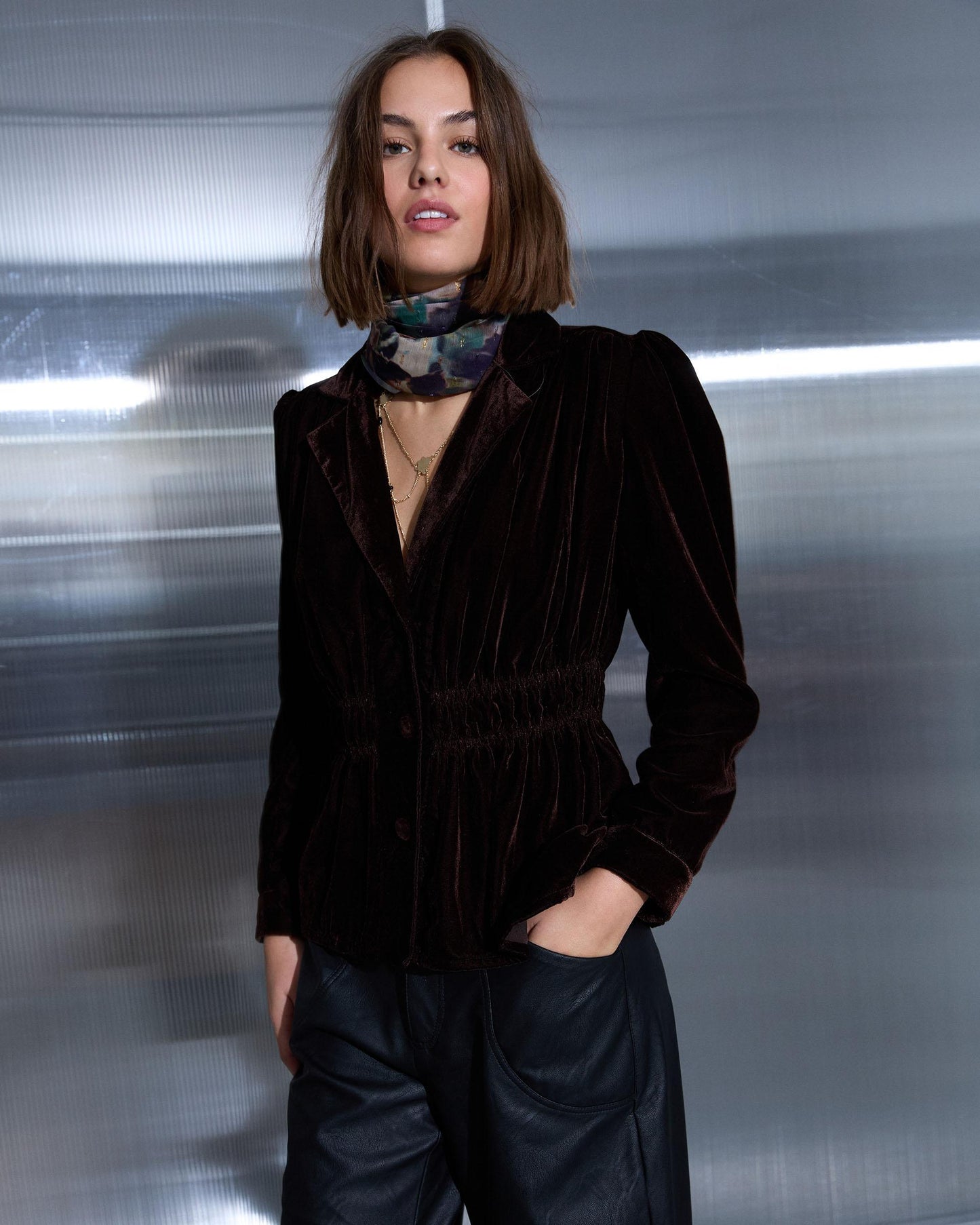 Casaco de veludo marrom franzida