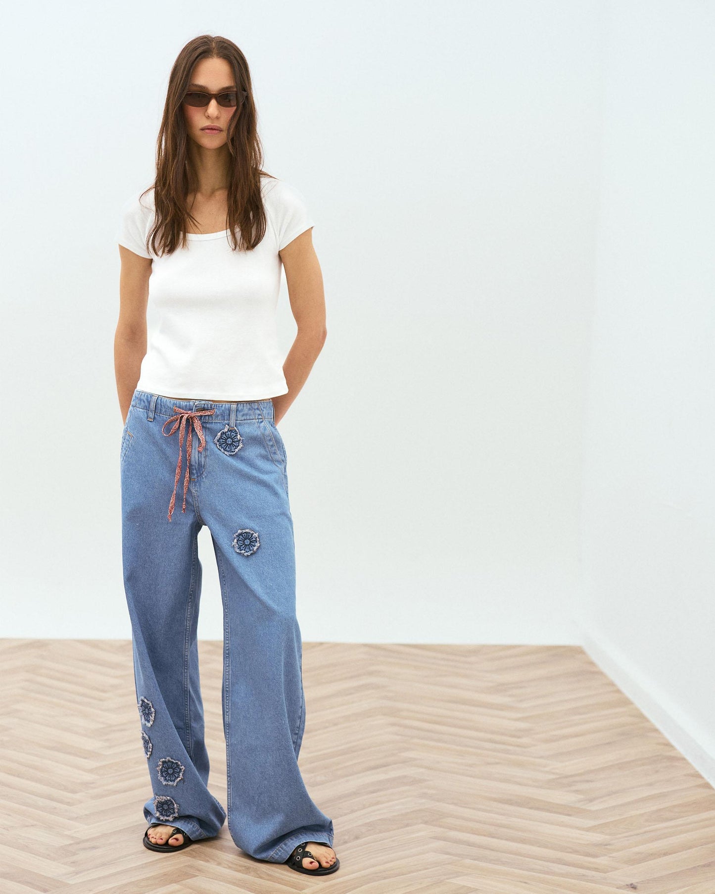 Jeans com Patches Florais Azul