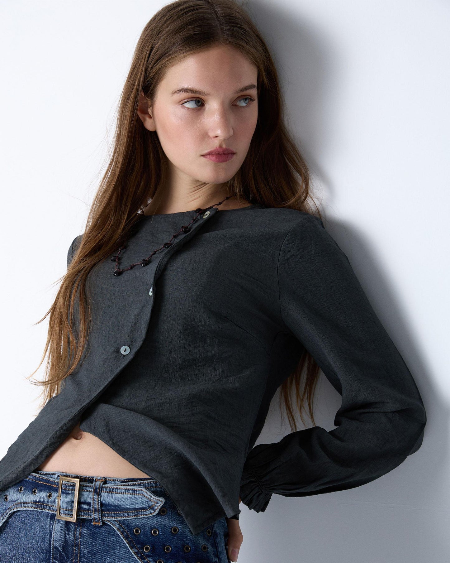 Blusa cinzenta com botões assimétricos