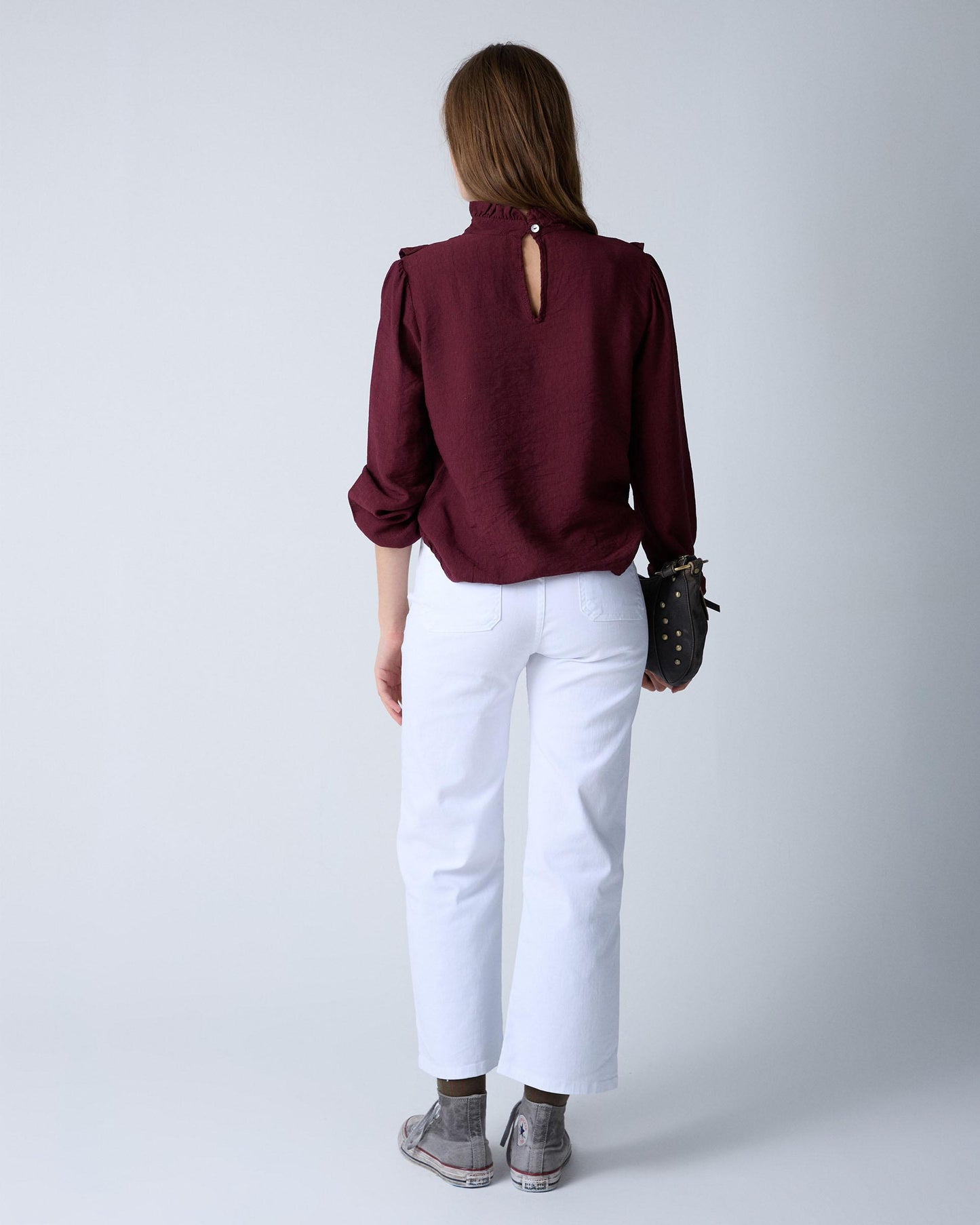 Blusa com decote granada e folhos laterais