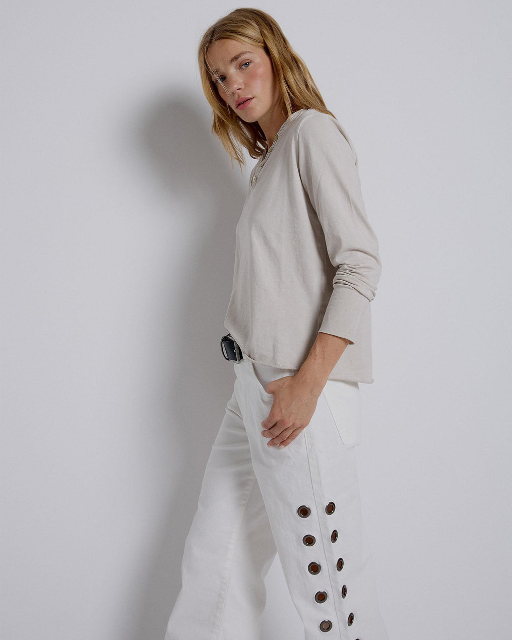 T-shirt bege de manga comprida com botões