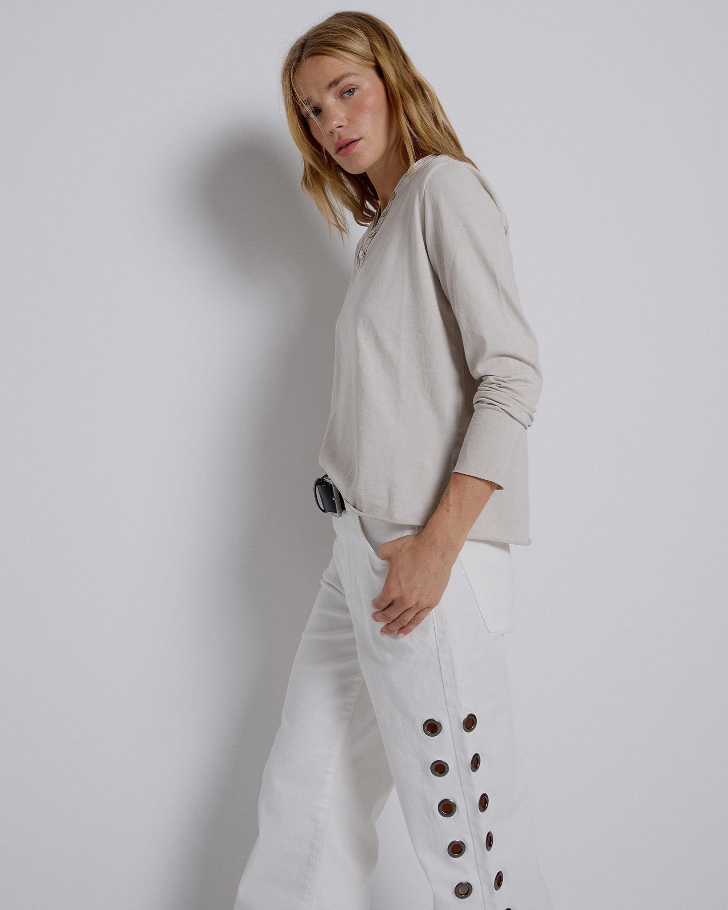 T-shirt bege de manga comprida com botões